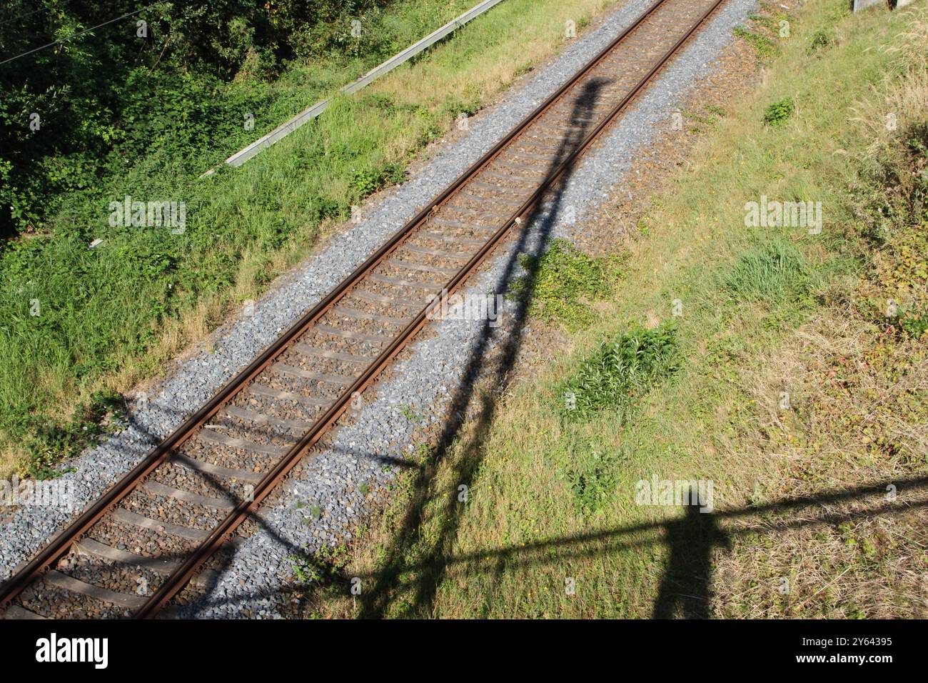 Große Ereignisse werfen ihre Schatten voraus: Blick am Montag 23.09.2024 unweit von Demmin Landkreis Mecklenburgische Seenplatte auf die Bahnstrecke Berlin-Stralsund Landkreis Vorpommern Rügen. Die Strecke zwischen der Ostseeinsel und der Hauptstadt soll in absehbarer Zeit als Hochgeschwindigkeitsmagistrale ausgebaut werden. Das hatte seinerzeit die Bundesregierung dem Land Mecklenburg Vorpommern im Gegenzug für den Bau des LNG-Terminals auf der Urlaubsinsel in Aussicht gestellt. Das Projekt war aber jüngst ins Stocken geraten. Daraufhin hatten die Befürworter des Projekts vor geraumer Zeit Stockfoto