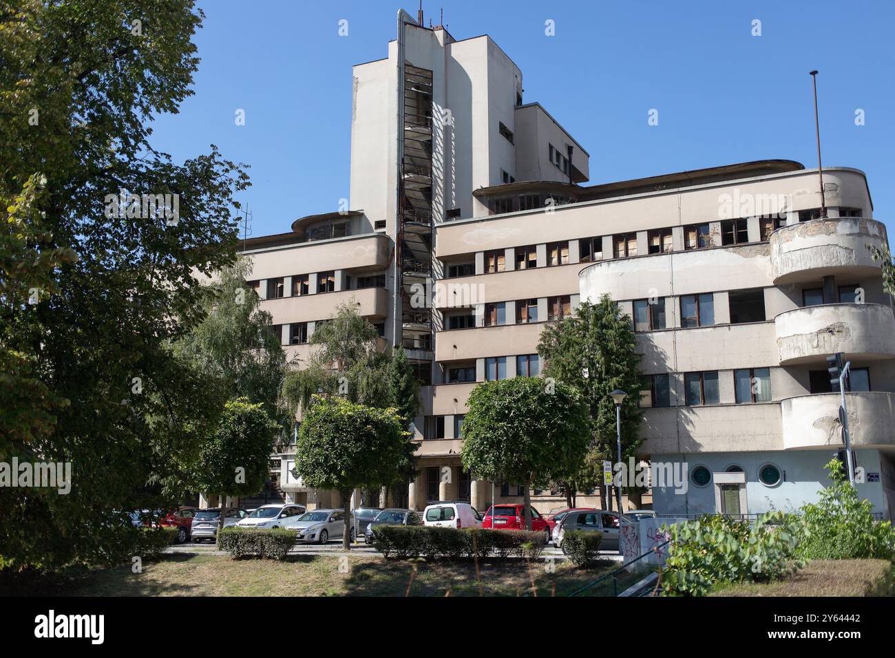 Das Gebäude des Luftwaffenkommandos in Belgrad, Serbien, wurde während des NATO-Bombenanschlags 1999 teilweise beschädigt Stockfoto