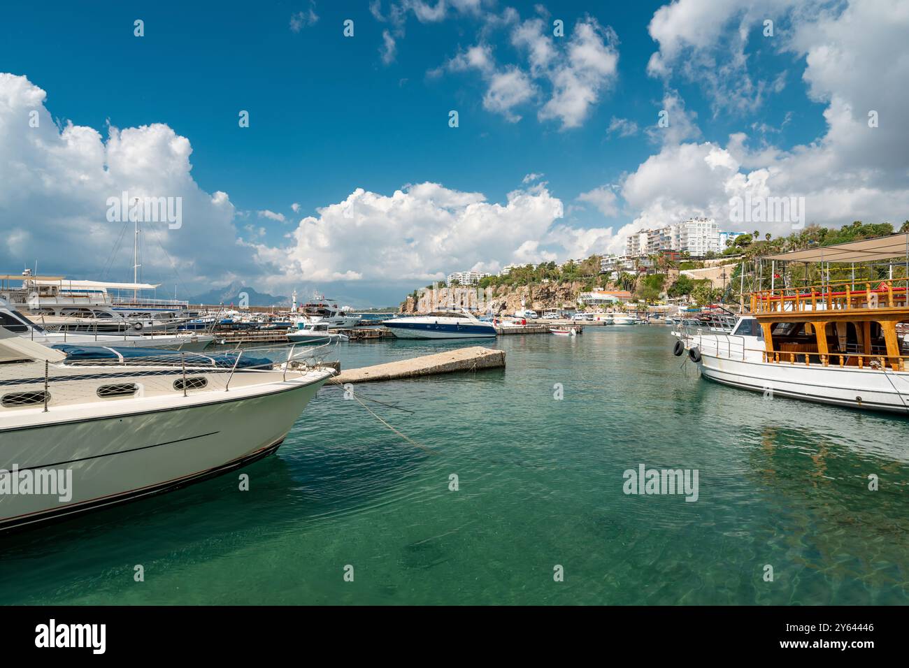 Blick auf die Altstadt von Antalya Marina und Ausflugsboote in Kaleici Stockfoto