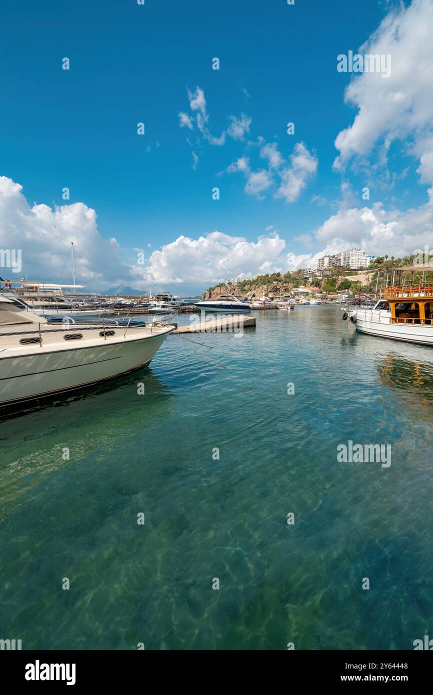 Blick auf die Altstadt von Antalya Marina und Ausflugsboote in Kaleici Stockfoto