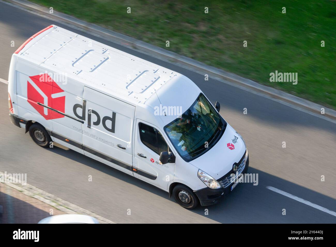 OSTRAVA, TSCHECHIEN - 29. MAI 2024: Renault Master van der DPD-Lieferfirma, Bewegungsunschärfe Stockfoto