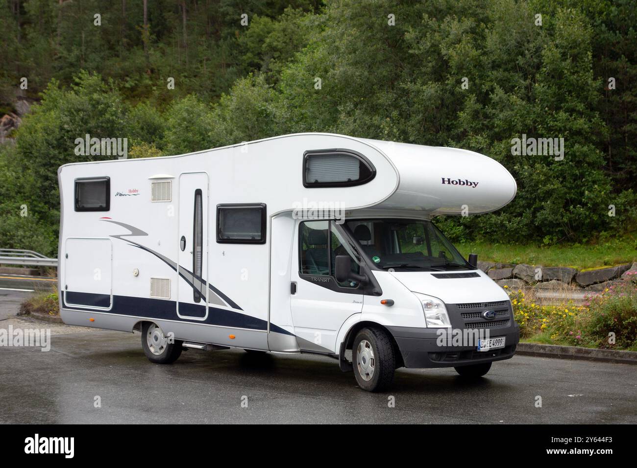 NORWEGEN - 9. AUGUST 2016: Hobbykarawane Siesta 65 basierend auf Ford Transit in norwegischer Landschaft Stockfoto