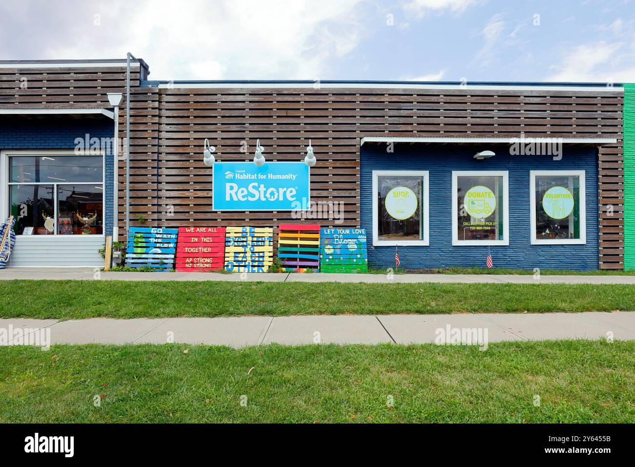 Restore by Coastal Habitat for Humanity, 1105 Memorial Dr, Asbury Park, New Jersey. Außenfassade eines Wohnhauses und eines Second-End-Stores. Stockfoto
