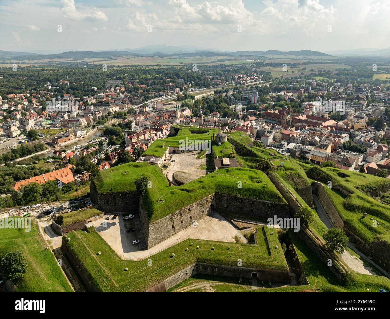 Drohnenansicht der Festung Klodzko und der Stadt Klodzko. Festung Glatz Klodzko – eine erhaltene Festung in Klodzko, ein Verteidigungssystem f Stockfoto Drohnenansicht der Festung Klodzko und der Stadt Klodzko. Festung Glatz Klodzko – eine erhaltene Festung in Klodzko, ein Verteidigungssystem f Stockfoto