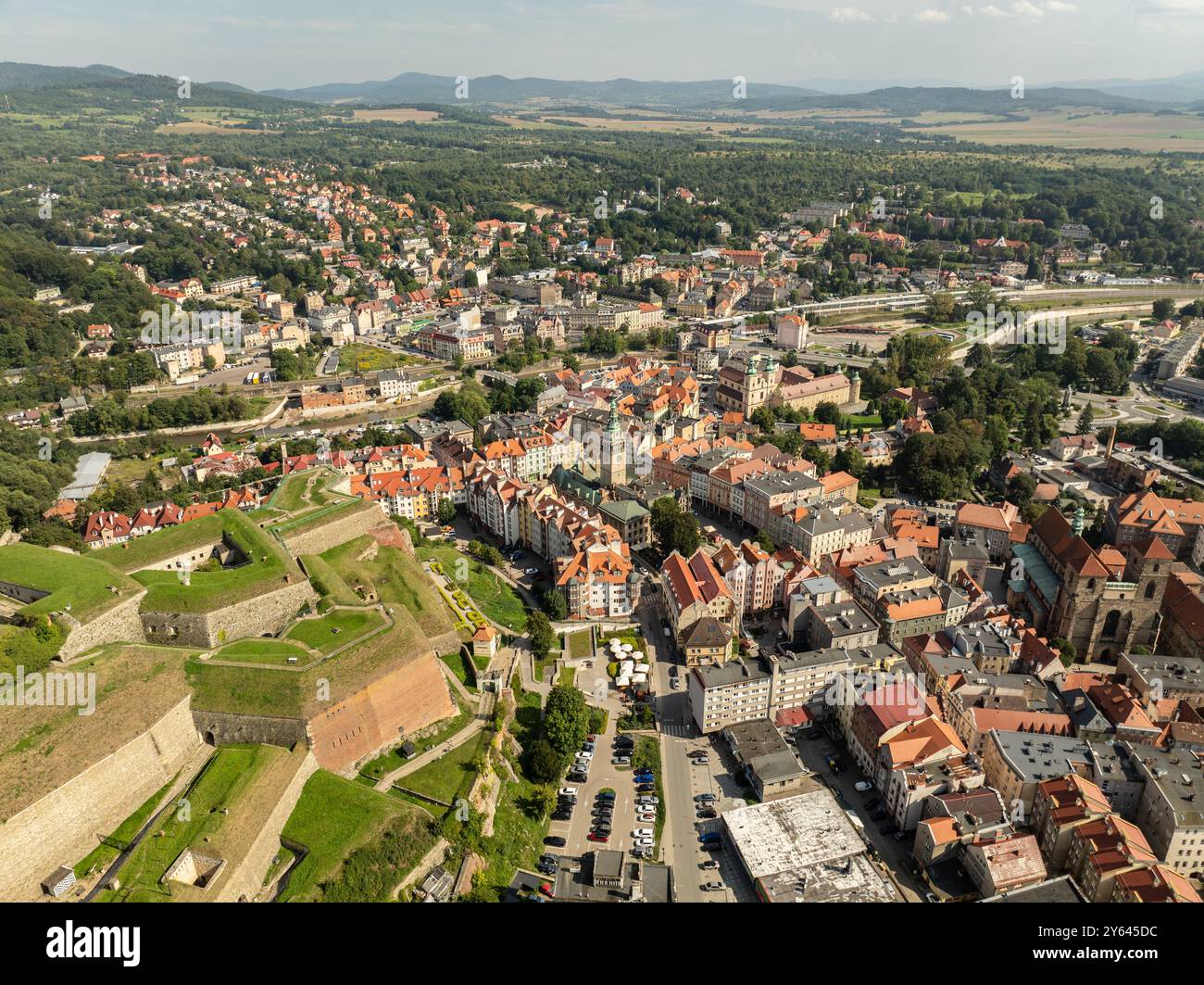 Drohnenansicht der Festung Klodzko und der Stadt Klodzko. Festung Glatz Klodzko – eine erhaltene Festung in Klodzko, ein Verteidigungssystem f Stockfoto Drohnenansicht der Festung Klodzko und der Stadt Klodzko. Festung Glatz Klodzko – eine erhaltene Festung in Klodzko, ein Verteidigungssystem f Stockfoto