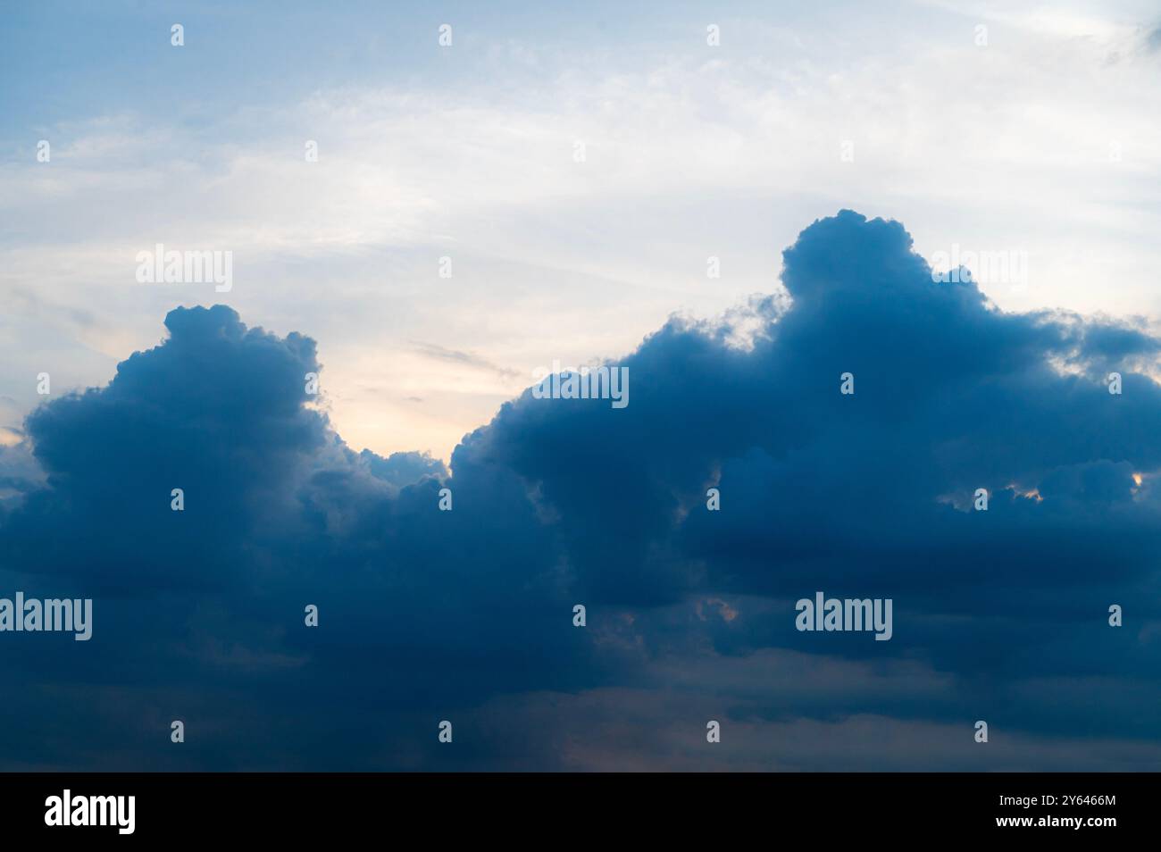 Dramatische Wolken am dunklen, schlauen Himmel mit bunten Wolken Stockfoto