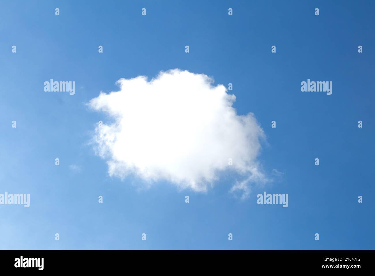 Cottony Wolke am blauen Himmel. Metaphorische Bedeutung von Einsamkeit. Weiße Wolkenmasse auf blauem Himmel Hintergrund. Kopierbereich, leer, leer. Keine Personen. Stockfoto