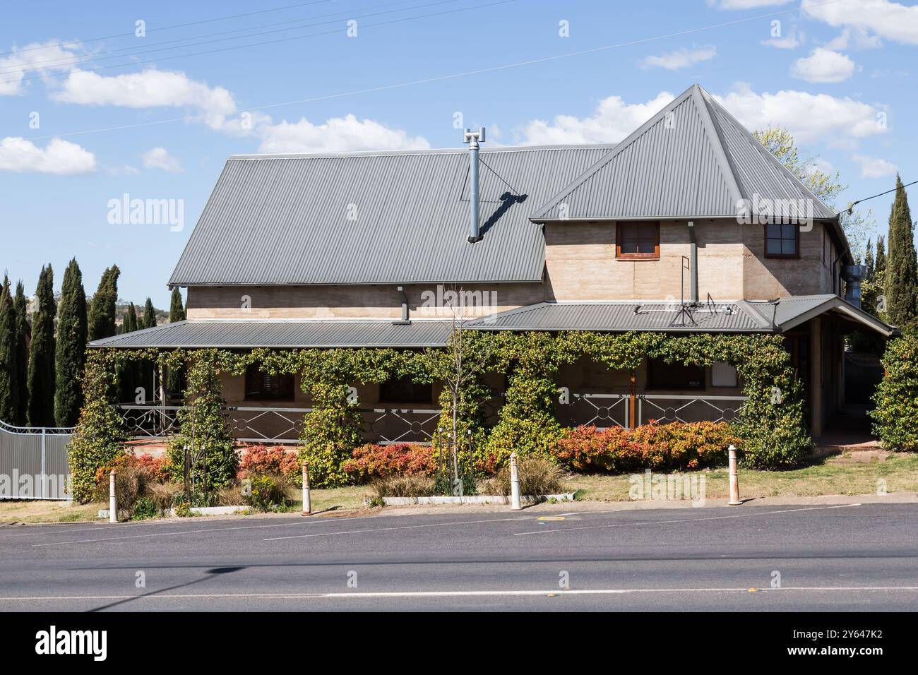 Allgemeine Fotos der Hauptstraße in Braidwood, Wallace Street, mit bezaubernden alten Geschäften, Pubs und allgemeinen Gebäuden. Eine historische Goldgräberstadt. Stockfoto