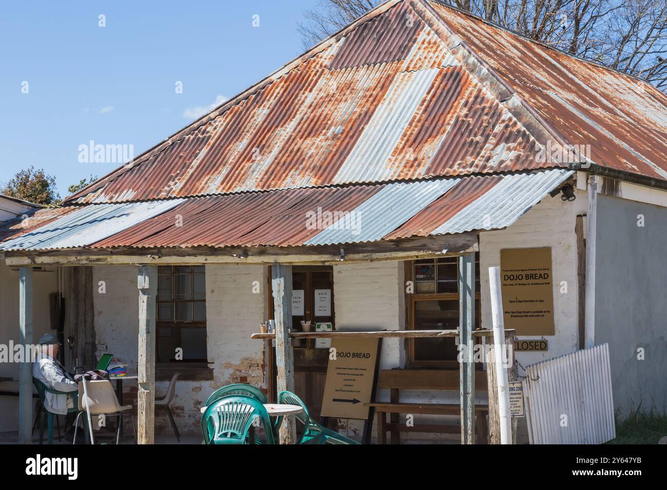 Allgemeine Fotos der Hauptstraße in Braidwood, Wallace Street, mit bezaubernden alten Geschäften, Pubs und allgemeinen Gebäuden. Eine historische Goldgräberstadt. Stockfoto