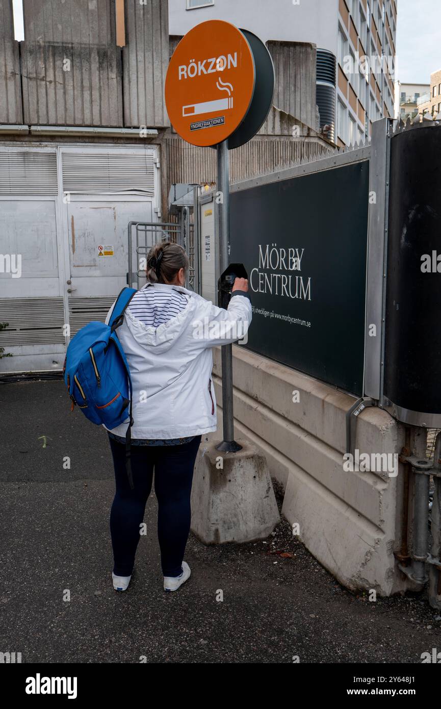 Eine Frau raucht in einer Raucherzone. Täby, Schweden. Stockfoto