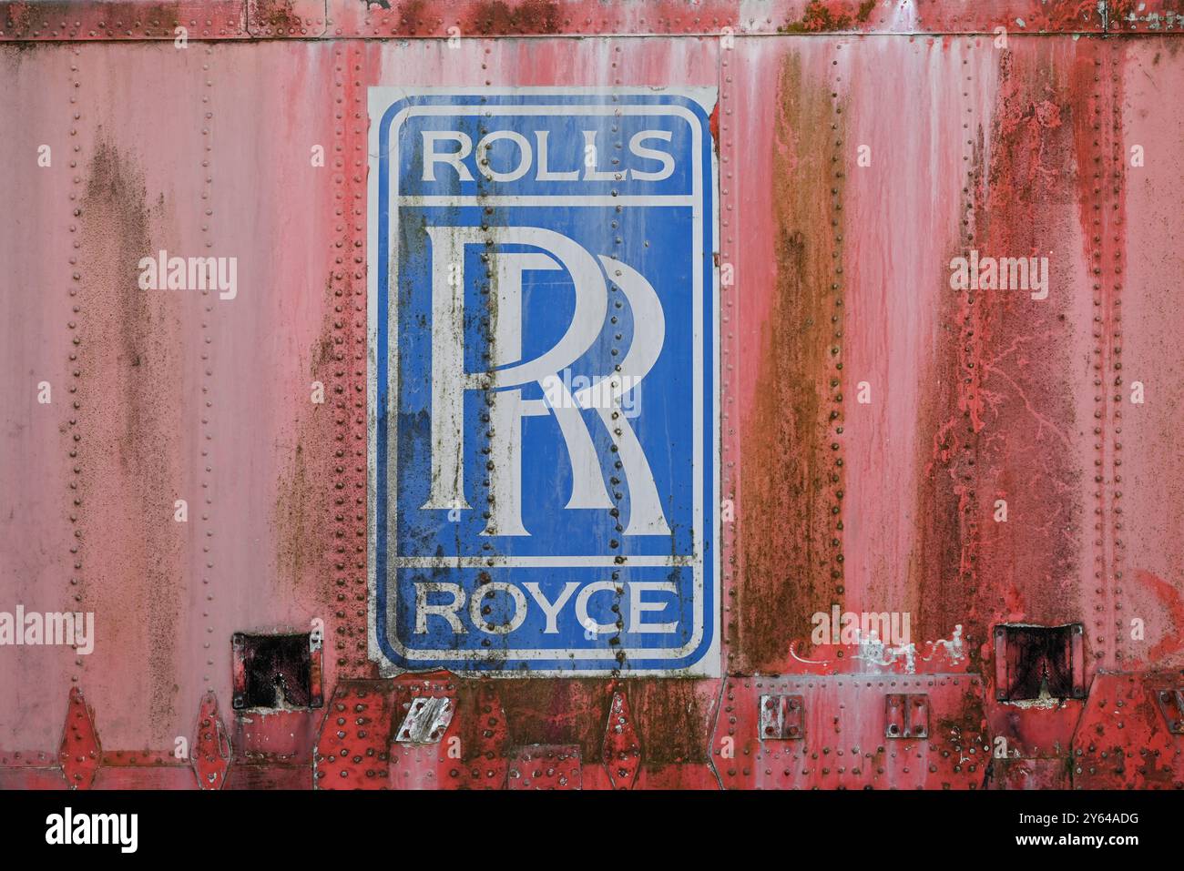 Altes Rolls Royce-Schild an der Seite eines Luftkissenfahrzeugs. September 2024 Stockfoto