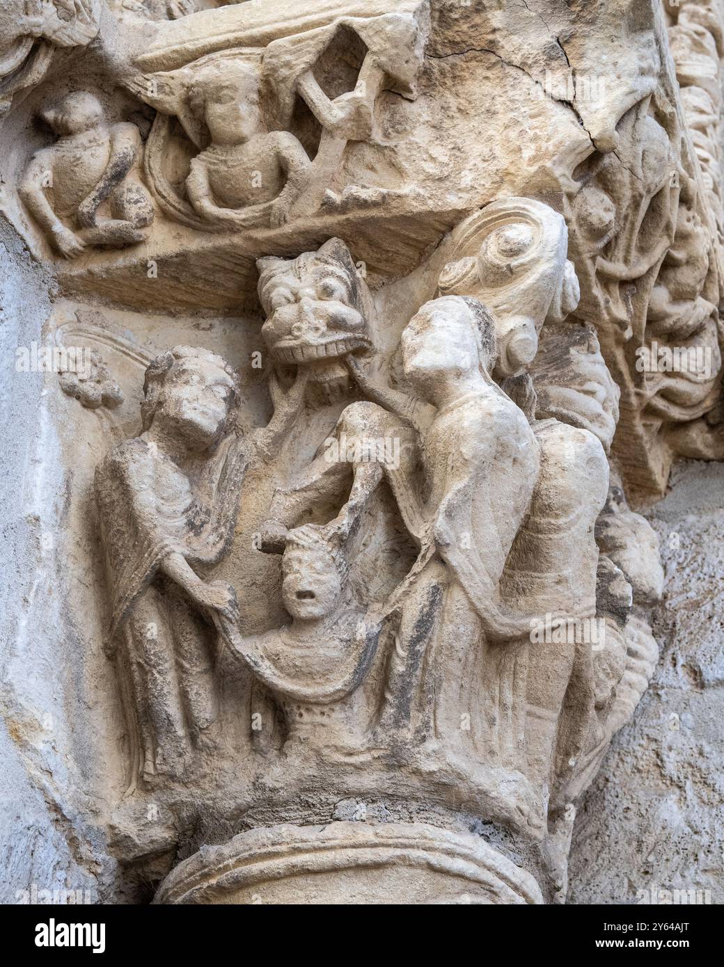 Capitel Iglesia de Santiago Carrion de los Condes, Palencia, Spanien. Románico siglo XII. Iconografia que repräsenta el transito del alma del difunto Stockfoto