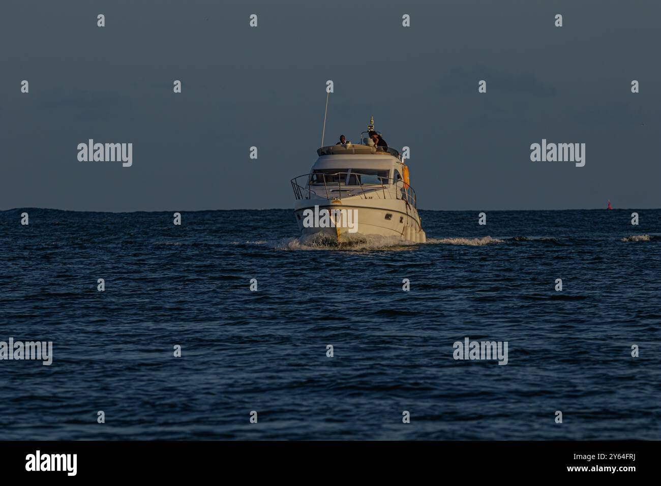 Ein Fischerboot, das zurück in die Bucht fährt Stockfoto