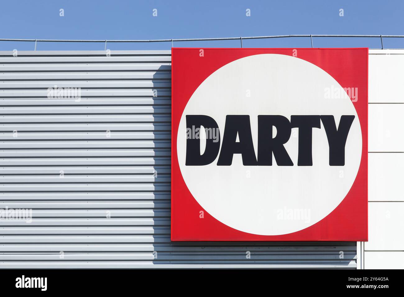 Macon, Frankreich - 21. September 2015: Darty Logo auf eine Wand. Darty, 1957 gegründet, ist spezialisiert auf die elektrische Handel und betreibt in ganz Europa Stockfoto