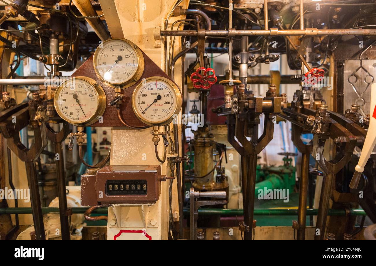 Eine detaillierte Nahaufnahme des Maschinenraums des Schiffes, mit Anzeigen und komplizierten mechanischen Komponenten bei der Arbeit Stockfoto