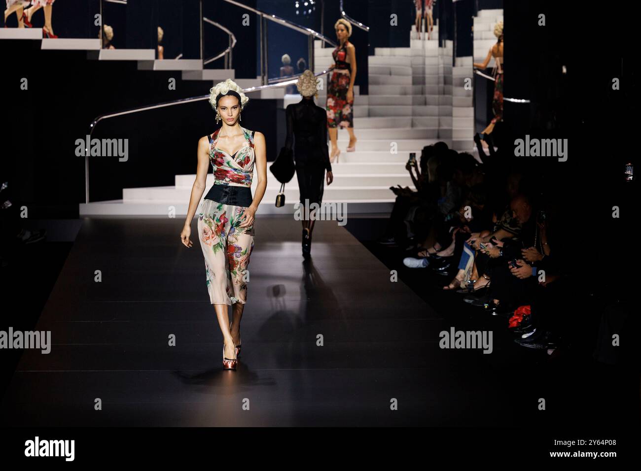 DOLCE & GABBANA Start- und Landebahn Frühjahr/Sommer 2025 während der Milan Fashion Week am 2024. September - Mailand, Italien 21./09/2024 Stockfoto