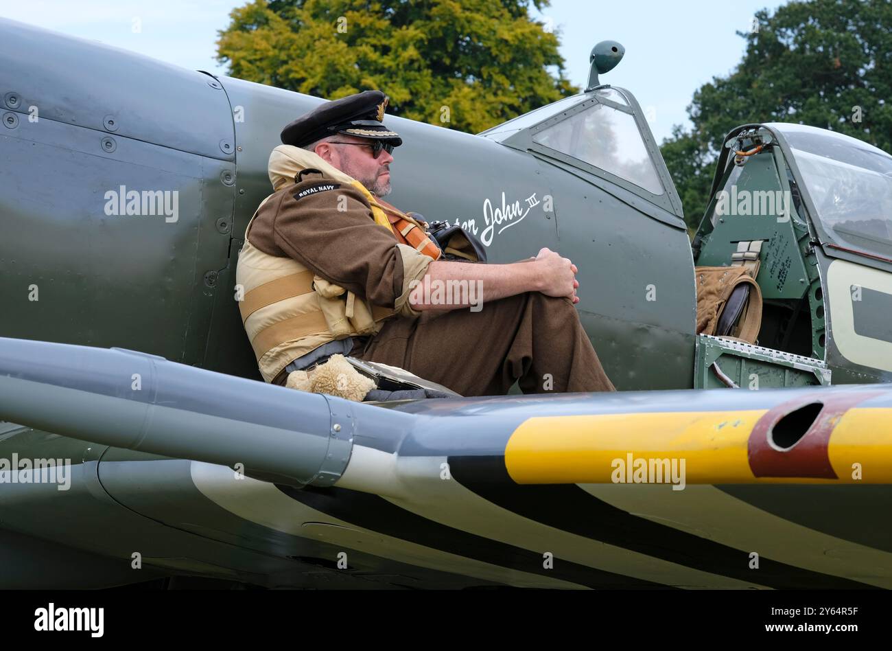 Mann sitzt auf Spitfire-Flügel, vierziger Jahre Wochenende, holt Bahnhof, Nord norfolk, england Stockfoto