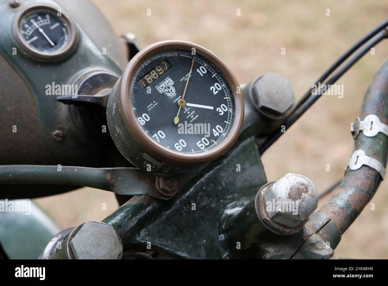 Altes militärisches Motorrad-Tachometer-Zifferblatt Stockfoto