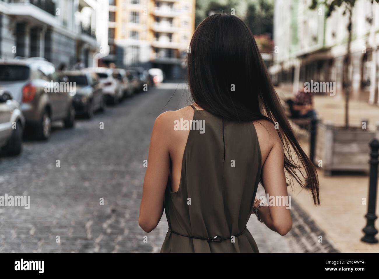 Zeit, von allem wegzukommen... Rückansicht einer jungen Frau, die die Straße entlang läuft, während sie Zeit im Freien verbringt Stockfoto