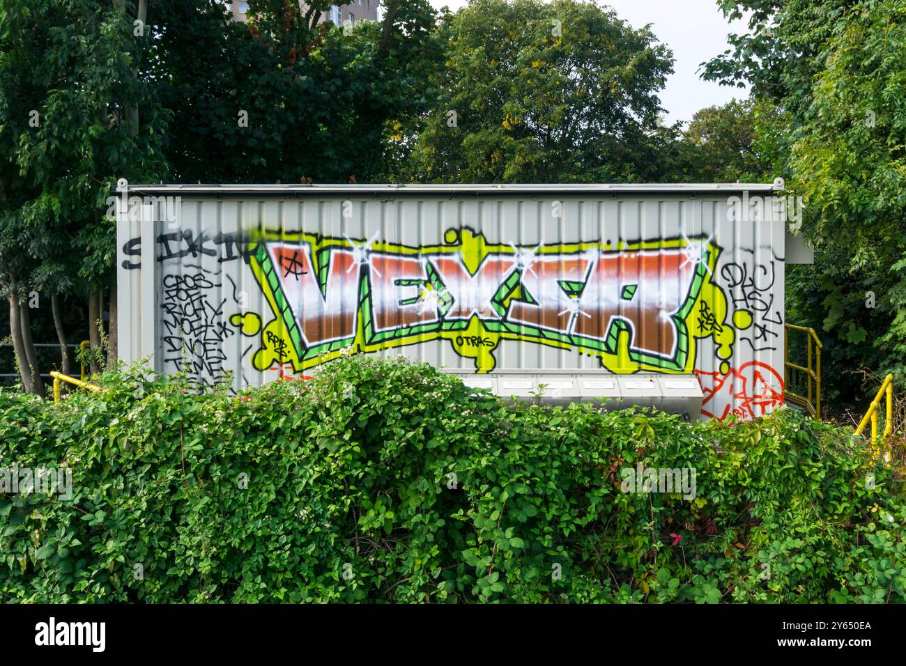 Graffiti am Bahnhof Herne Hill im Süden Londons. Stockfoto