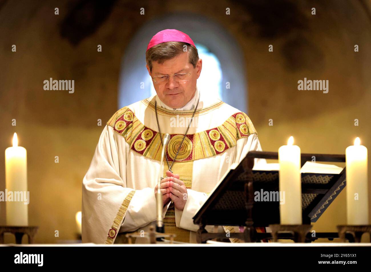 Stephan Burger beim Gottesdienst zur Herbst-Vollversammlung der Deutschen Bischofskonferenz in der Michaelskirche. Fulda, 24.09.2024 *** Stephan Burger im Rahmen der Herbstversammlung der Deutschen Bischofskonferenz in St. Michaels Kirche, Fulda, 24 09 2024 Foto:XP.xBackx/xFuturexImagex gottesdienst 4906 Stockfoto