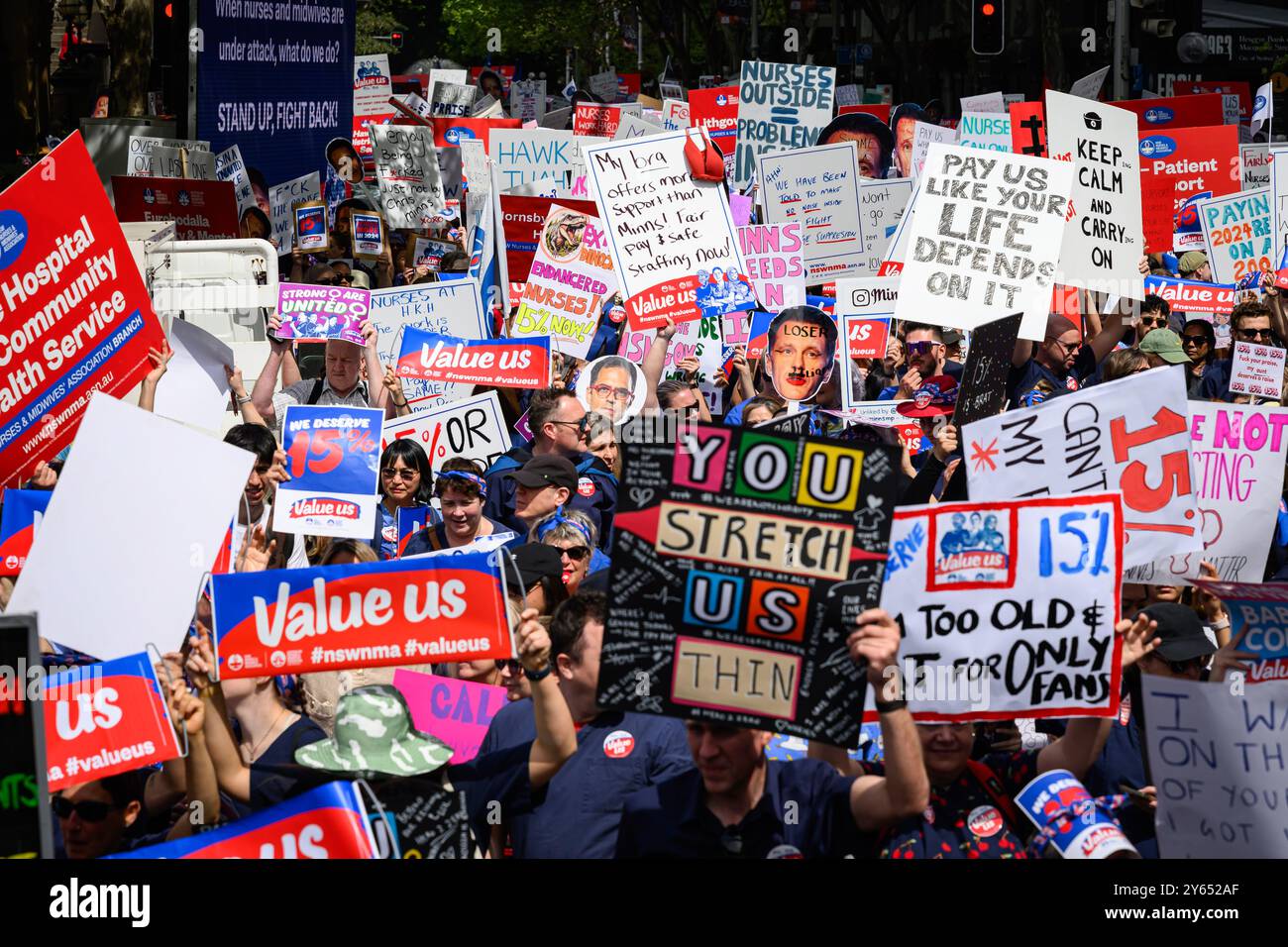 Sydney, Australien. September 2024. Während der Kundgebung vor dem NSW-Parlament wurden Demonstranten mit Plakaten gesehen. Krankenschwestern und Hebammen in ganz New South Wales streikten 24 Stunden und marschierten vom Hyde Park durch Sydneys Straßen zum Parlament in New South Wales und forderten eine bessere Gehaltserhöhung. Der Verband fordert eine Lohnerhöhung von 15 %, während die Regierung nur 3 % angeboten hat. (Foto: George Chan/SOPA Images/SIPA USA) Credit: SIPA USA/Alamy Live News Stockfoto