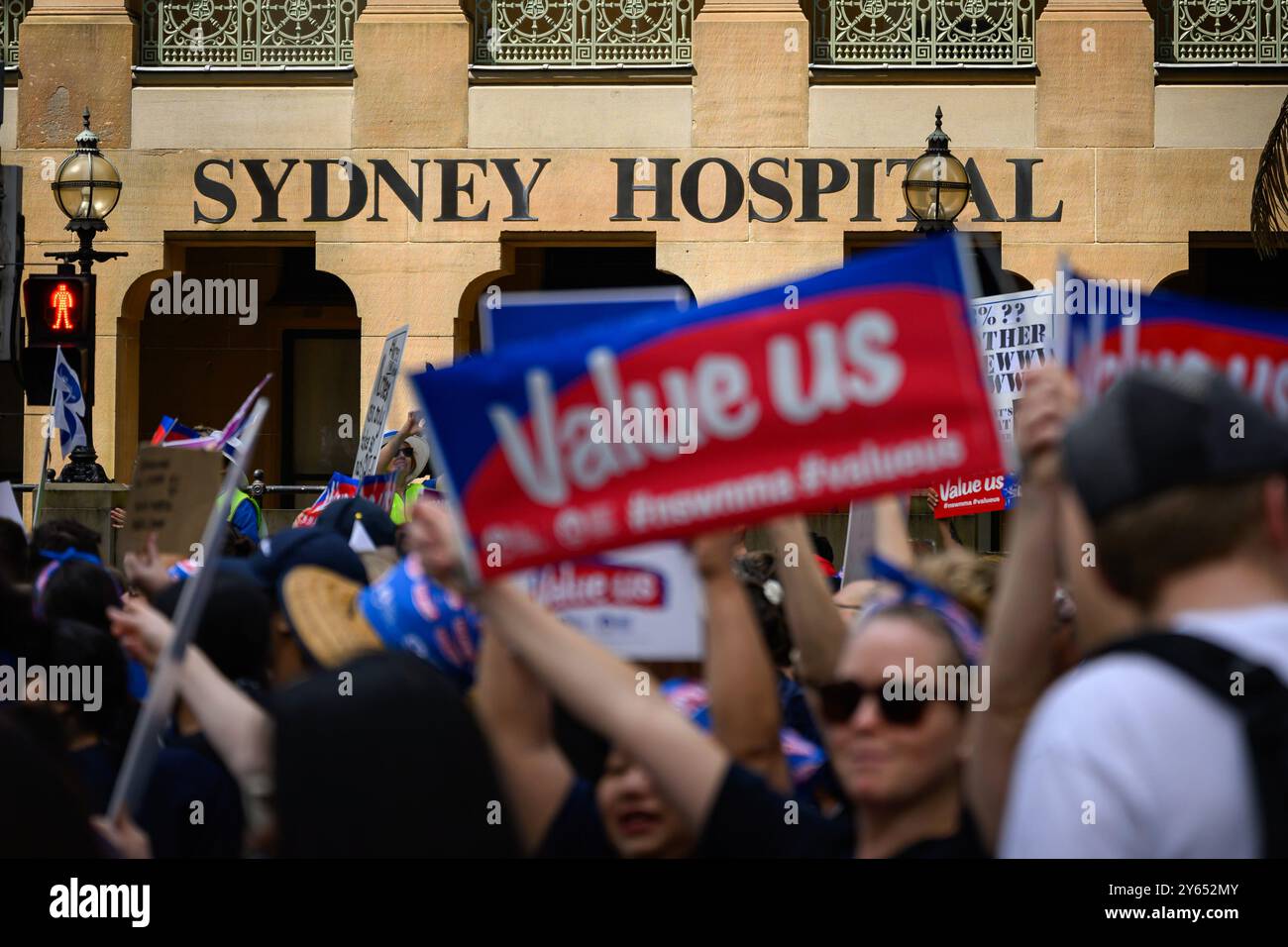 Sydney, Australien. September 2024. Ein Demonstrant hält ein Plakat mit der Aufschrift „Wert uns“ während der Kundgebung vor dem Sydney Hospital. Krankenschwestern und Hebammen in ganz New South Wales streikten 24 Stunden und marschierten vom Hyde Park durch Sydneys Straßen zum Parlament in New South Wales und forderten eine bessere Gehaltserhöhung. Der Verband fordert eine Lohnerhöhung von 15 %, während die Regierung nur 3 % angeboten hat. Quelle: SOPA Images Limited/Alamy Live News Stockfoto