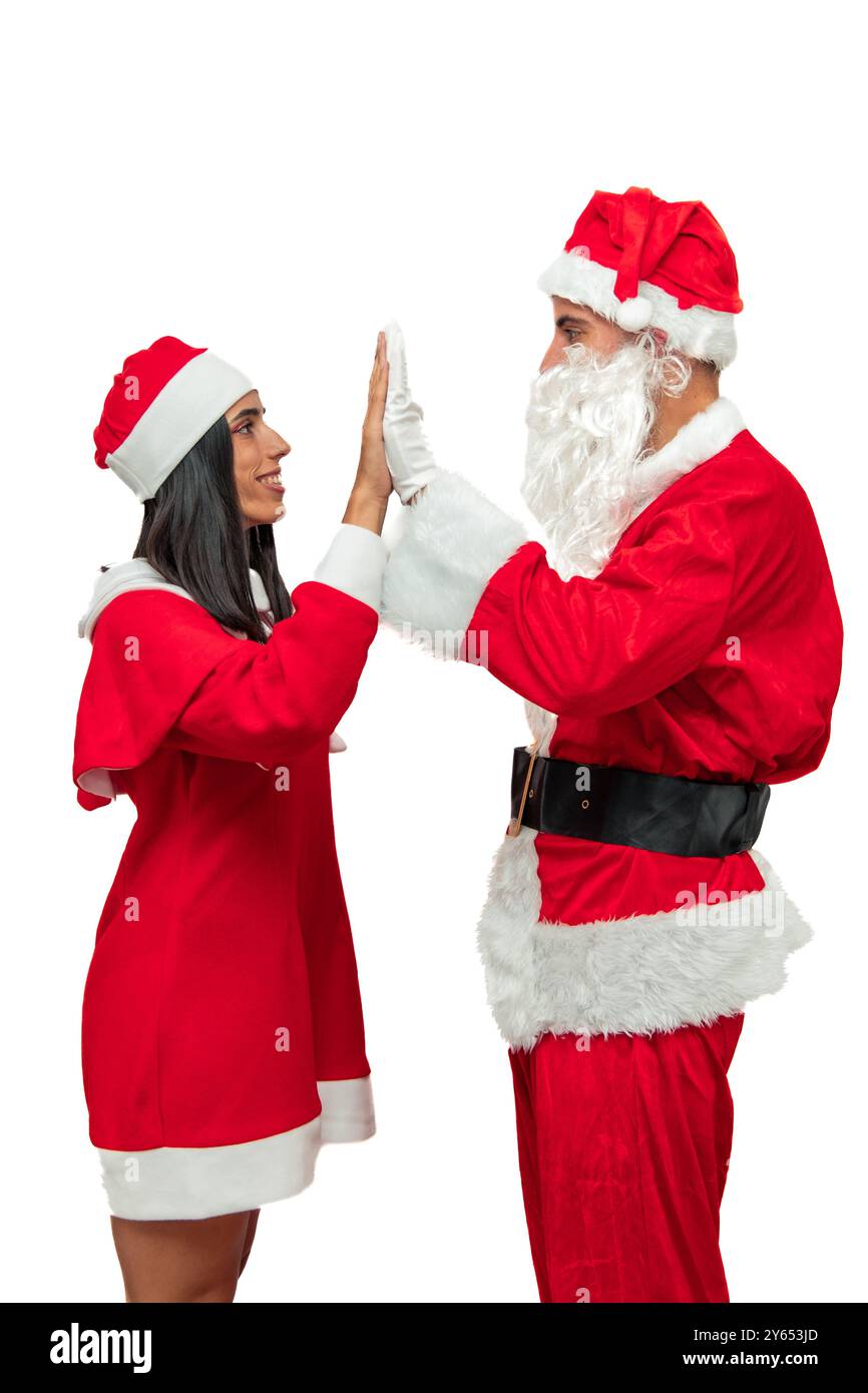 Der vertikale Weihnachtsmann und seine Frau feiern sich fröhlich und feiern einen glücklichen Moment zusammen während der Weihnachtszeit mit weißem Hintergrund Stockfoto