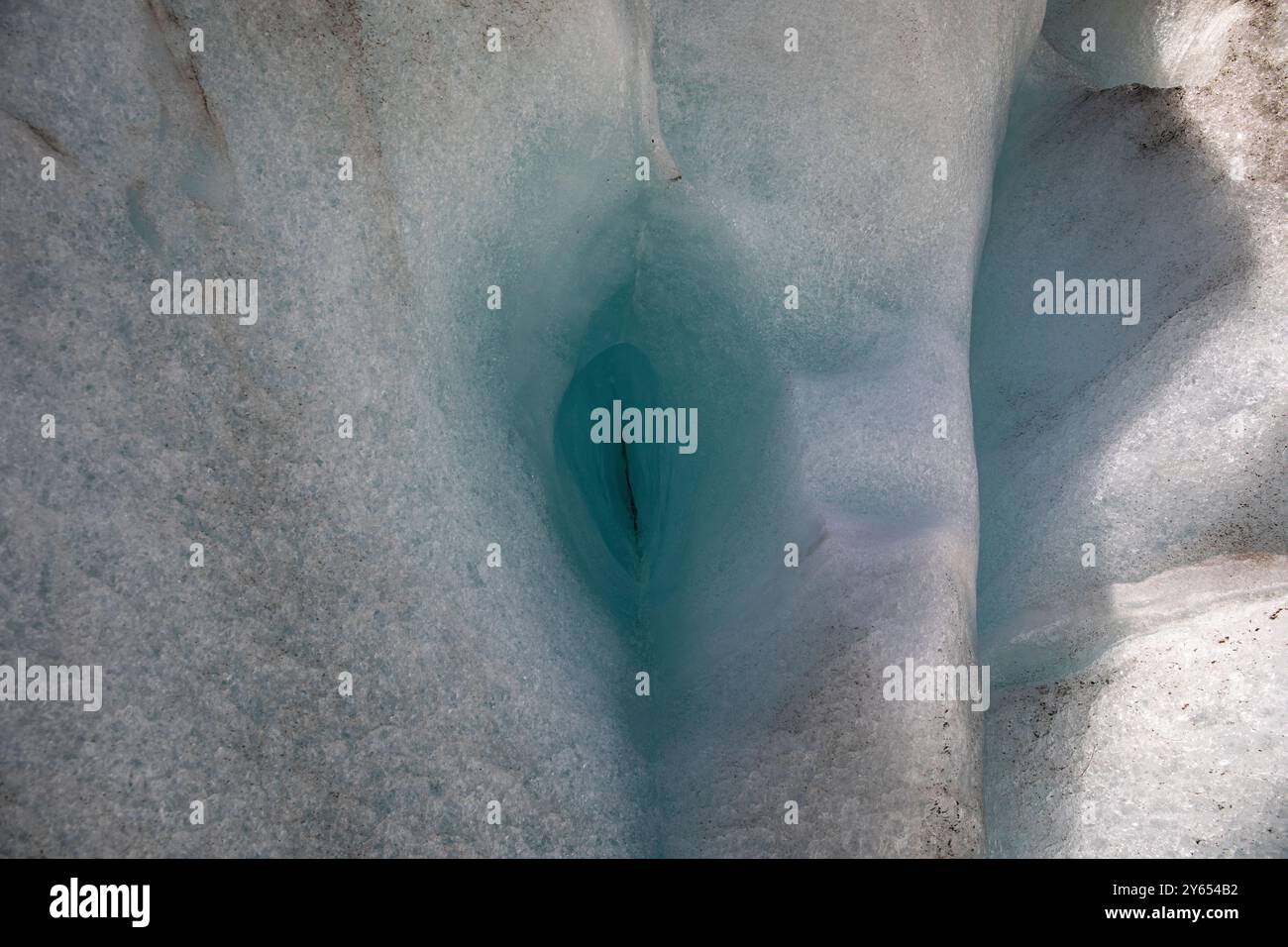 Landschaftsbilder aus dem Inneren des Franz-Josef-Gletschers, die unterschiedliche Formen dicker Eisformationen zeigen. Stockfoto