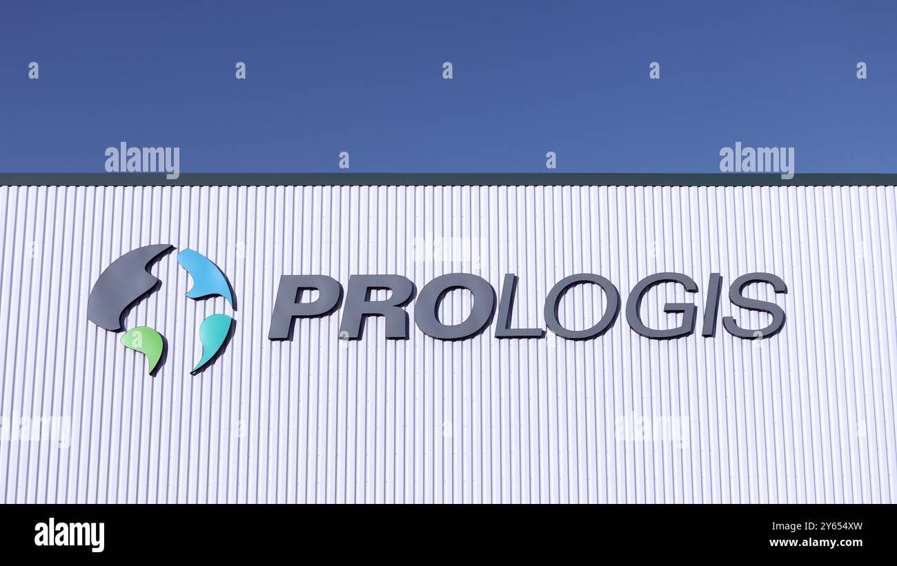 Sady, Polen - 23. September 2024. Prologis, Inc. Logo auf einem Lager. Prologis ist ein US-amerikanischer Investmentfonds, der sich auf Logistik spezialisiert hat. Stockfoto