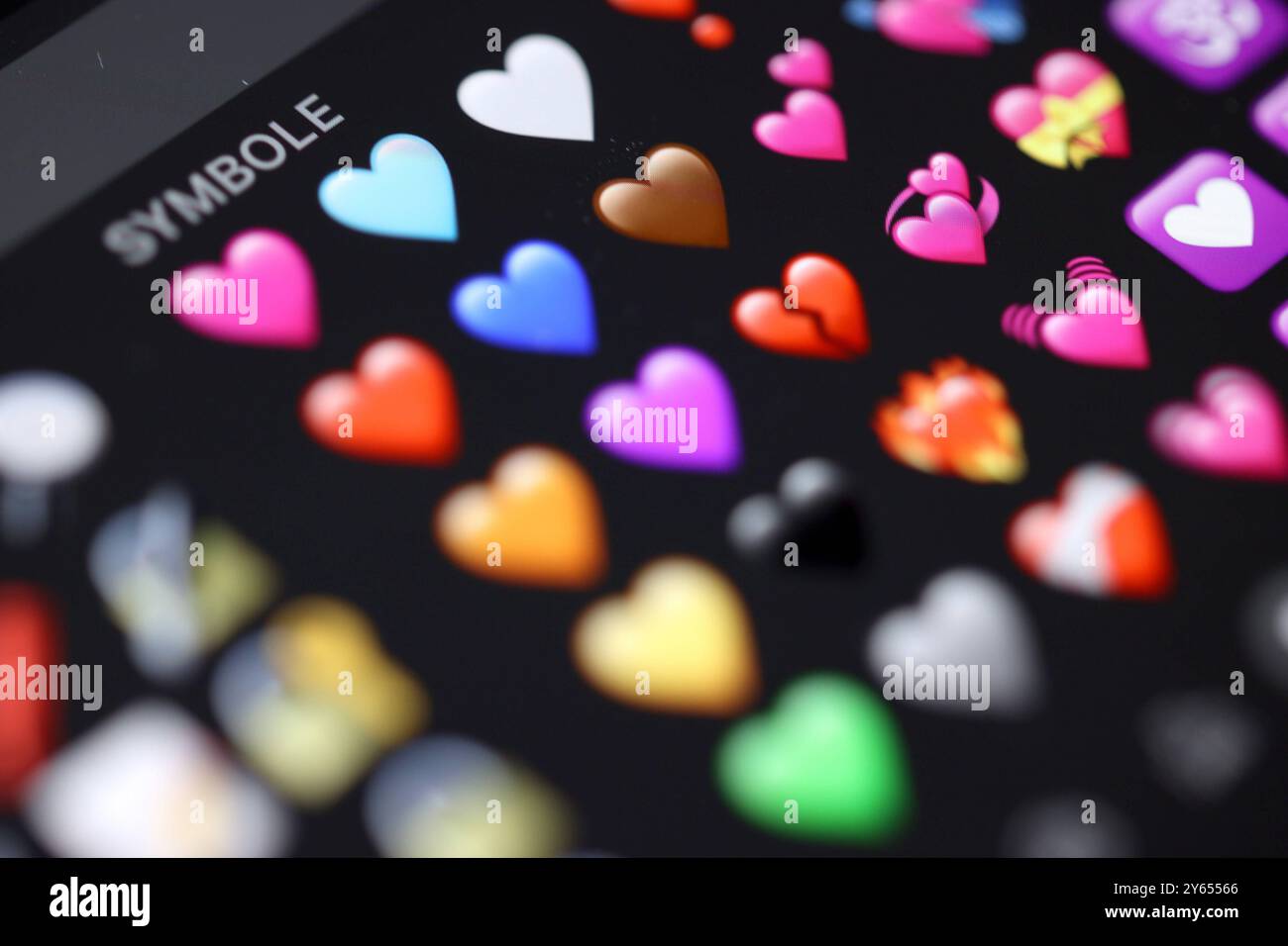 Verschiedene Emoji Herzen auf einem Smartphone Display. Mit Emojis kann man in Textnachrichten seine Gefuehlslage Gefühlslage sehr gut ausdruecken ausdrücken. Emojis am 24.09.2024 in Siegen/Deutschland. *** Verschiedene Emoji-Herzen auf einem Smartphone-Display mit Emojis können Sie Ihren emotionalen Zustand in Textnachrichten sehr gut ausdrücken Emojis am 24 09 2024 in Siegen Deutschland Stockfoto