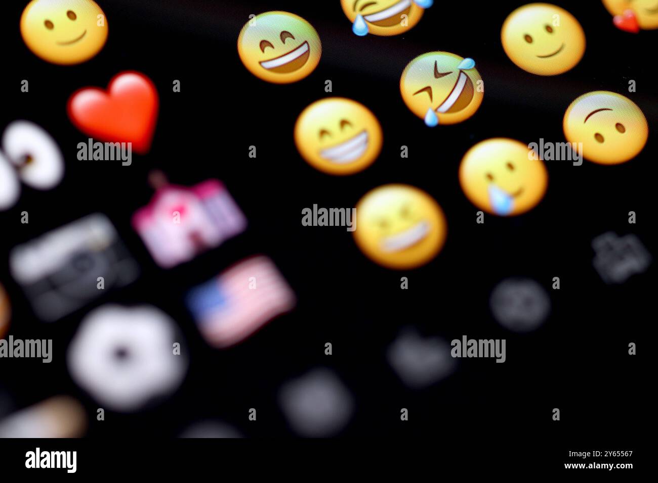 Verschiedene Emojis auf einem Smartphone Display. Mit Emojis kann man in Textnachrichten seine Gefuehlslage Gefühlslage sehr gut ausdruecken ausdrücken. Emojis am 24.09.2024 in Siegen/Deutschland. *** Verschiedene Emojis auf einem Smartphone-Display Emojis sind eine tolle Möglichkeit, Ihre Gefühle in Textnachrichten auszudrücken Emojis am 24 09 2024 in Siegen Deutschland Stockfoto