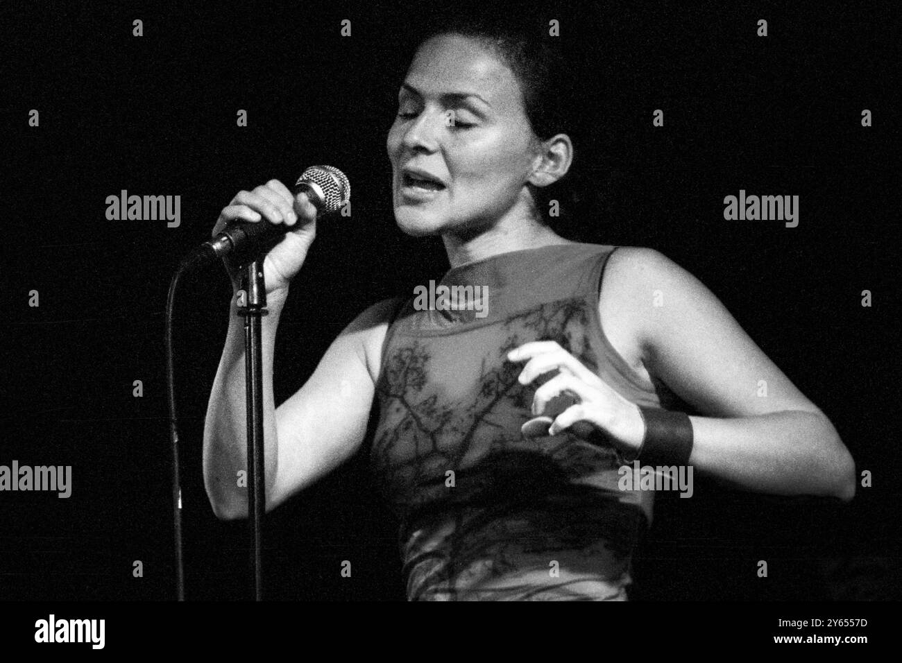 EMILIANA TORRINI, YOUNG, KONZERT, 2000: Ein seltenes Bild der jungen Emiliana Torrini, die ein kleines intimes Konzert in einem Saal im Caerphilly Castle in Wales spielt, im Rahmen des ersten Big Cheese Festivals am 28. Juli 2000. Torrini tourte mit ihrem bahnbrechenden Album Love in the Time of Science. Foto: Rob Watkins. INFO: Emilíana Torrini ist eine isländische Singer-Songwriterin, die für ihre ätherische Stimme und ihren eklektischen Sound bekannt ist und Folk-, Pop- und elektronische Einflüsse miteinander verbindet. Am besten bekannt für Lieder wie „Jungle Drum“ und ihre Arbeit an Lord of the Rings, ist ihre Musik introspektiv und atmosphärisch. Stockfoto