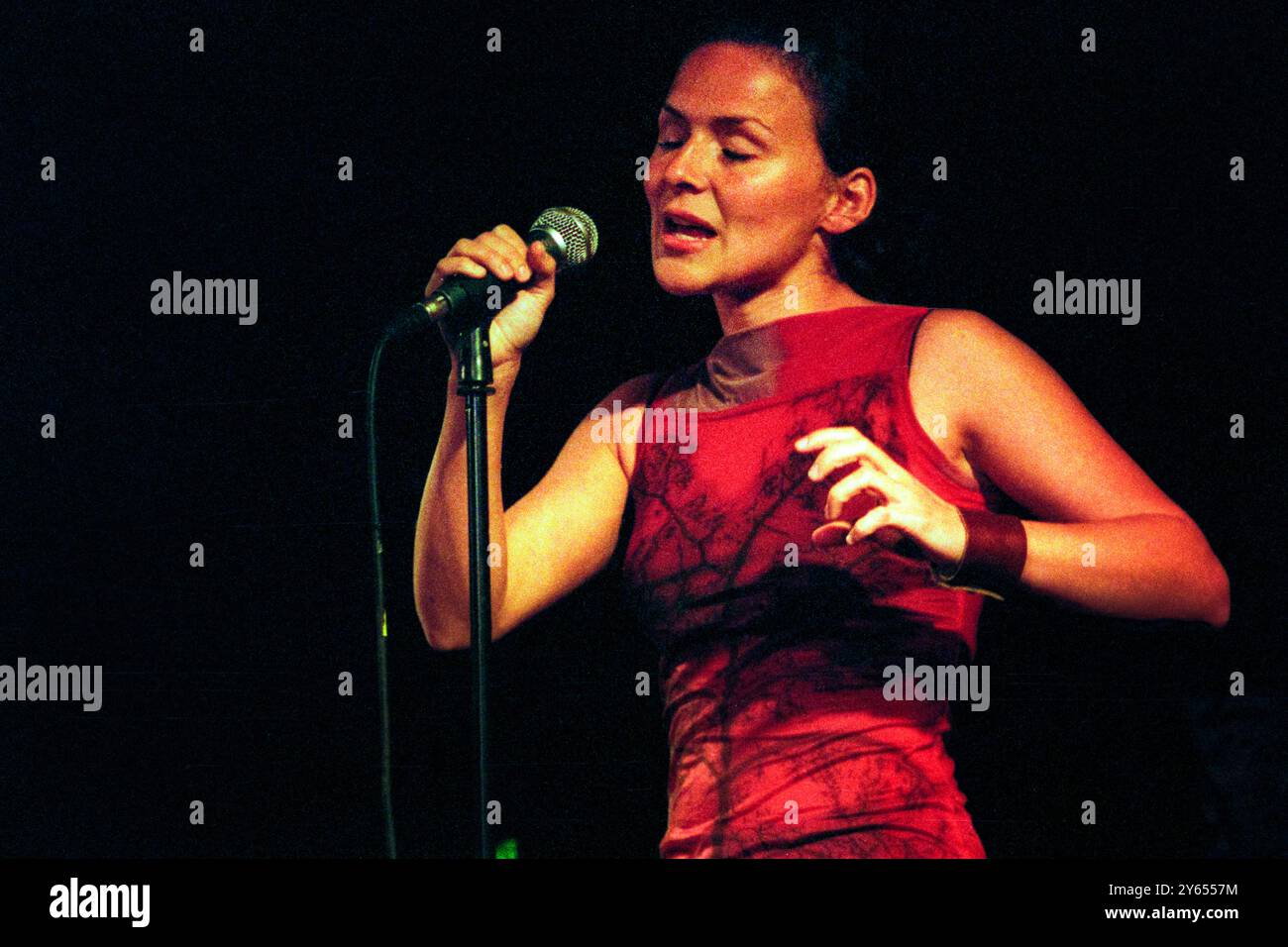 EMILIANA TORRINI, YOUNG, KONZERT, 2000: Ein seltenes Bild der jungen Emiliana Torrini, die ein kleines intimes Konzert in einem Saal im Caerphilly Castle in Wales spielt, im Rahmen des ersten Big Cheese Festivals am 28. Juli 2000. Torrini tourte mit ihrem bahnbrechenden Album Love in the Time of Science. Foto: Rob Watkins. INFO: Emilíana Torrini ist eine isländische Singer-Songwriterin, die für ihre ätherische Stimme und ihren eklektischen Sound bekannt ist und Folk-, Pop- und elektronische Einflüsse miteinander verbindet. Am besten bekannt für Lieder wie „Jungle Drum“ und ihre Arbeit an Lord of the Rings, ist ihre Musik introspektiv und atmosphärisch. Stockfoto