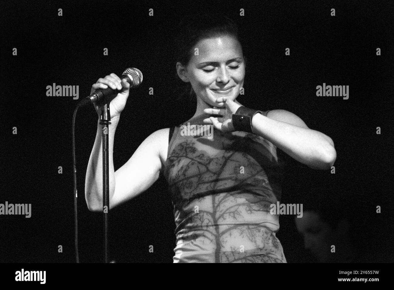 EMILIANA TORRINI, YOUNG, KONZERT, 2000: Ein seltenes Bild der jungen Emiliana Torrini, die ein kleines intimes Konzert in einem Saal im Caerphilly Castle in Wales spielt, im Rahmen des ersten Big Cheese Festivals am 28. Juli 2000. Torrini tourte mit ihrem bahnbrechenden Album Love in the Time of Science. Foto: Rob Watkins. INFO: Emilíana Torrini ist eine isländische Singer-Songwriterin, die für ihre ätherische Stimme und ihren eklektischen Sound bekannt ist und Folk-, Pop- und elektronische Einflüsse miteinander verbindet. Am besten bekannt für Lieder wie „Jungle Drum“ und ihre Arbeit an Lord of the Rings, ist ihre Musik introspektiv und atmosphärisch. Stockfoto