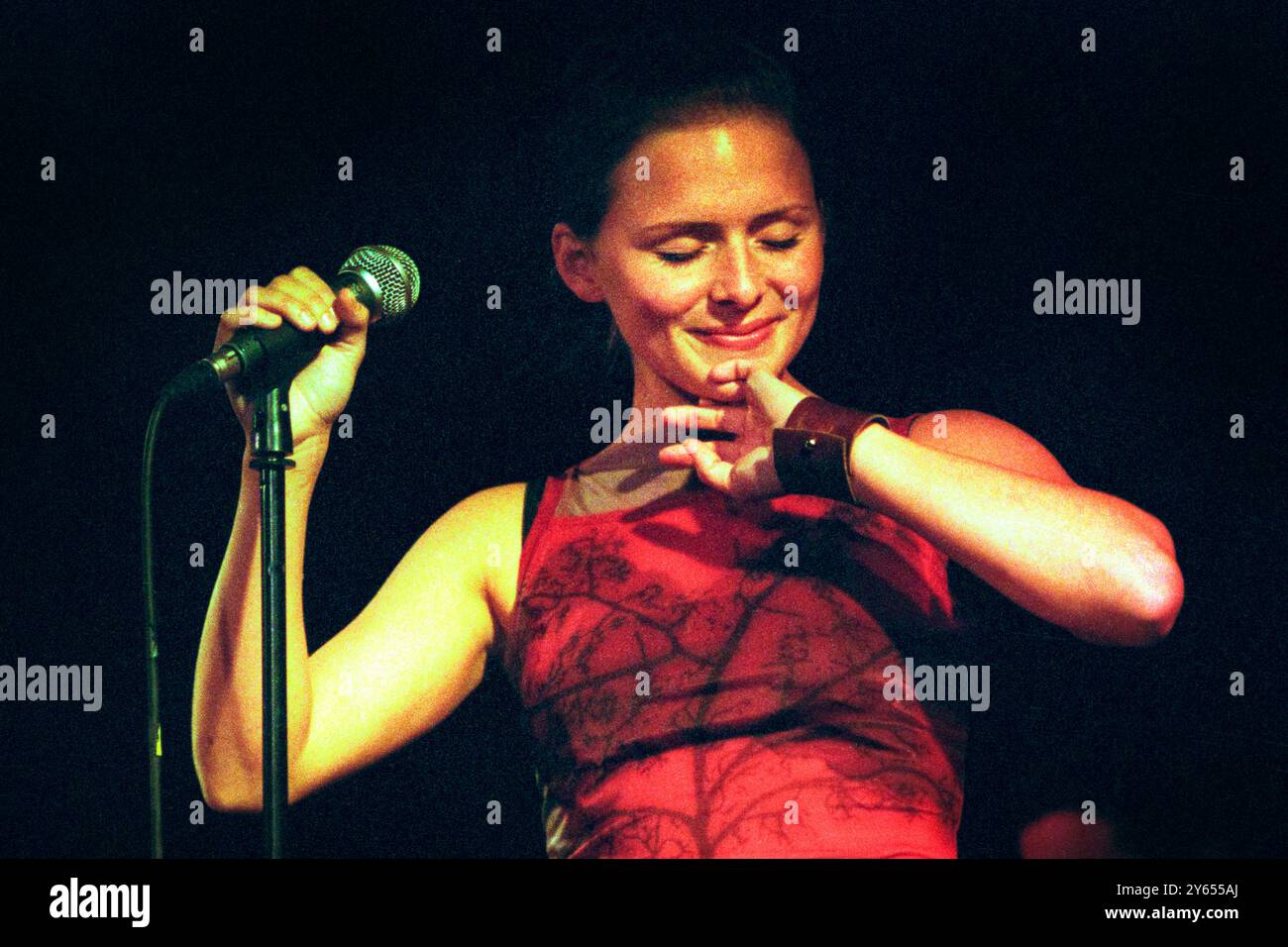 EMILIANA TORRINI, YOUNG, KONZERT, 2000: Ein seltenes Bild der jungen Emiliana Torrini, die ein kleines intimes Konzert in einem Saal im Caerphilly Castle in Wales spielt, im Rahmen des ersten Big Cheese Festivals am 28. Juli 2000. Torrini tourte mit ihrem bahnbrechenden Album Love in the Time of Science. Foto: Rob Watkins. INFO: Emilíana Torrini ist eine isländische Singer-Songwriterin, die für ihre ätherische Stimme und ihren eklektischen Sound bekannt ist und Folk-, Pop- und elektronische Einflüsse miteinander verbindet. Am besten bekannt für Lieder wie „Jungle Drum“ und ihre Arbeit an Lord of the Rings, ist ihre Musik introspektiv und atmosphärisch. Stockfoto