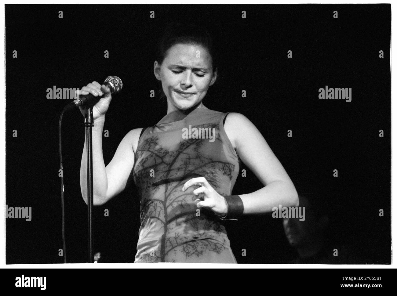EMILIANA TORRINI, YOUNG, KONZERT, 2000: Ein seltenes Bild der jungen Emiliana Torrini, die ein kleines intimes Konzert in einem Saal im Caerphilly Castle in Wales spielt, im Rahmen des ersten Big Cheese Festivals am 28. Juli 2000. Torrini tourte mit ihrem bahnbrechenden Album Love in the Time of Science. Foto: Rob Watkins. INFO: Emilíana Torrini ist eine isländische Singer-Songwriterin, die für ihre ätherische Stimme und ihren eklektischen Sound bekannt ist und Folk-, Pop- und elektronische Einflüsse miteinander verbindet. Am besten bekannt für Lieder wie „Jungle Drum“ und ihre Arbeit an Lord of the Rings, ist ihre Musik introspektiv und atmosphärisch. Stockfoto