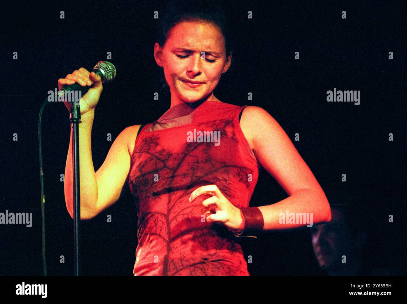 EMILIANA TORRINI, YOUNG, KONZERT, 2000: Ein seltenes Bild der jungen Emiliana Torrini, die ein kleines intimes Konzert in einem Saal im Caerphilly Castle in Wales spielt, im Rahmen des ersten Big Cheese Festivals am 28. Juli 2000. Torrini tourte mit ihrem bahnbrechenden Album Love in the Time of Science. Foto: Rob Watkins. INFO: Emilíana Torrini ist eine isländische Singer-Songwriterin, die für ihre ätherische Stimme und ihren eklektischen Sound bekannt ist und Folk-, Pop- und elektronische Einflüsse miteinander verbindet. Am besten bekannt für Lieder wie „Jungle Drum“ und ihre Arbeit an Lord of the Rings, ist ihre Musik introspektiv und atmosphärisch. Stockfoto