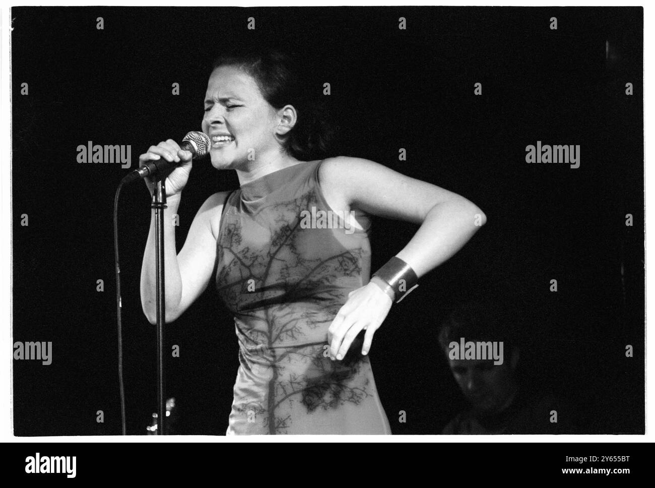 EMILIANA TORRINI, YOUNG, KONZERT, 2000: Ein seltenes Bild der jungen Emiliana Torrini, die ein kleines intimes Konzert in einem Saal im Caerphilly Castle in Wales spielt, im Rahmen des ersten Big Cheese Festivals am 28. Juli 2000. Torrini tourte mit ihrem bahnbrechenden Album Love in the Time of Science. Foto: Rob Watkins. INFO: Emilíana Torrini ist eine isländische Singer-Songwriterin, die für ihre ätherische Stimme und ihren eklektischen Sound bekannt ist und Folk-, Pop- und elektronische Einflüsse miteinander verbindet. Am besten bekannt für Lieder wie „Jungle Drum“ und ihre Arbeit an Lord of the Rings, ist ihre Musik introspektiv und atmosphärisch. Stockfoto