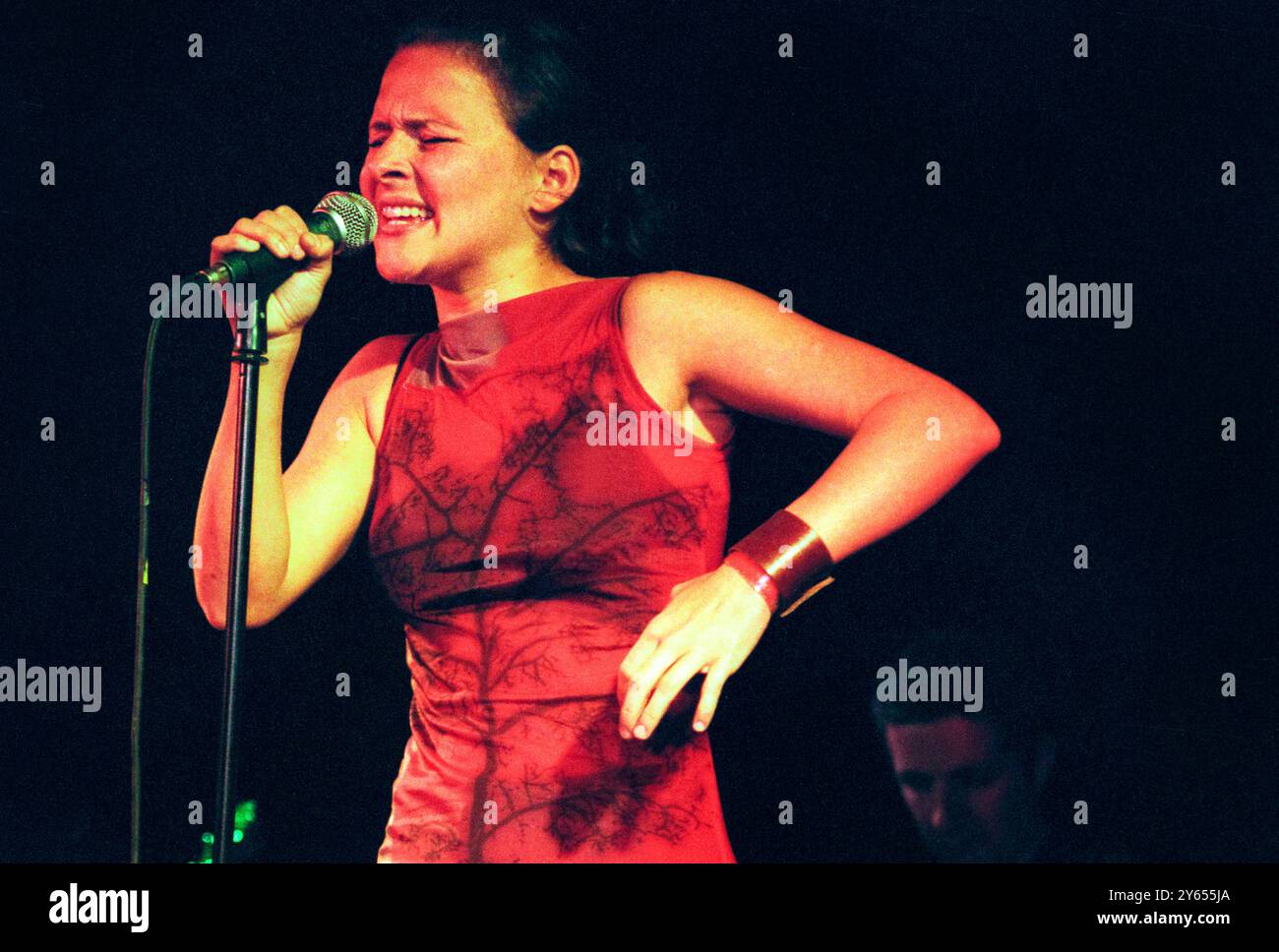 EMILIANA TORRINI, YOUNG, KONZERT, 2000: Ein seltenes Bild der jungen Emiliana Torrini, die ein kleines intimes Konzert in einem Saal im Caerphilly Castle in Wales spielt, im Rahmen des ersten Big Cheese Festivals am 28. Juli 2000. Torrini tourte mit ihrem bahnbrechenden Album Love in the Time of Science. Foto: Rob Watkins. INFO: Emilíana Torrini ist eine isländische Singer-Songwriterin, die für ihre ätherische Stimme und ihren eklektischen Sound bekannt ist und Folk-, Pop- und elektronische Einflüsse miteinander verbindet. Am besten bekannt für Lieder wie „Jungle Drum“ und ihre Arbeit an Lord of the Rings, ist ihre Musik introspektiv und atmosphärisch. Stockfoto