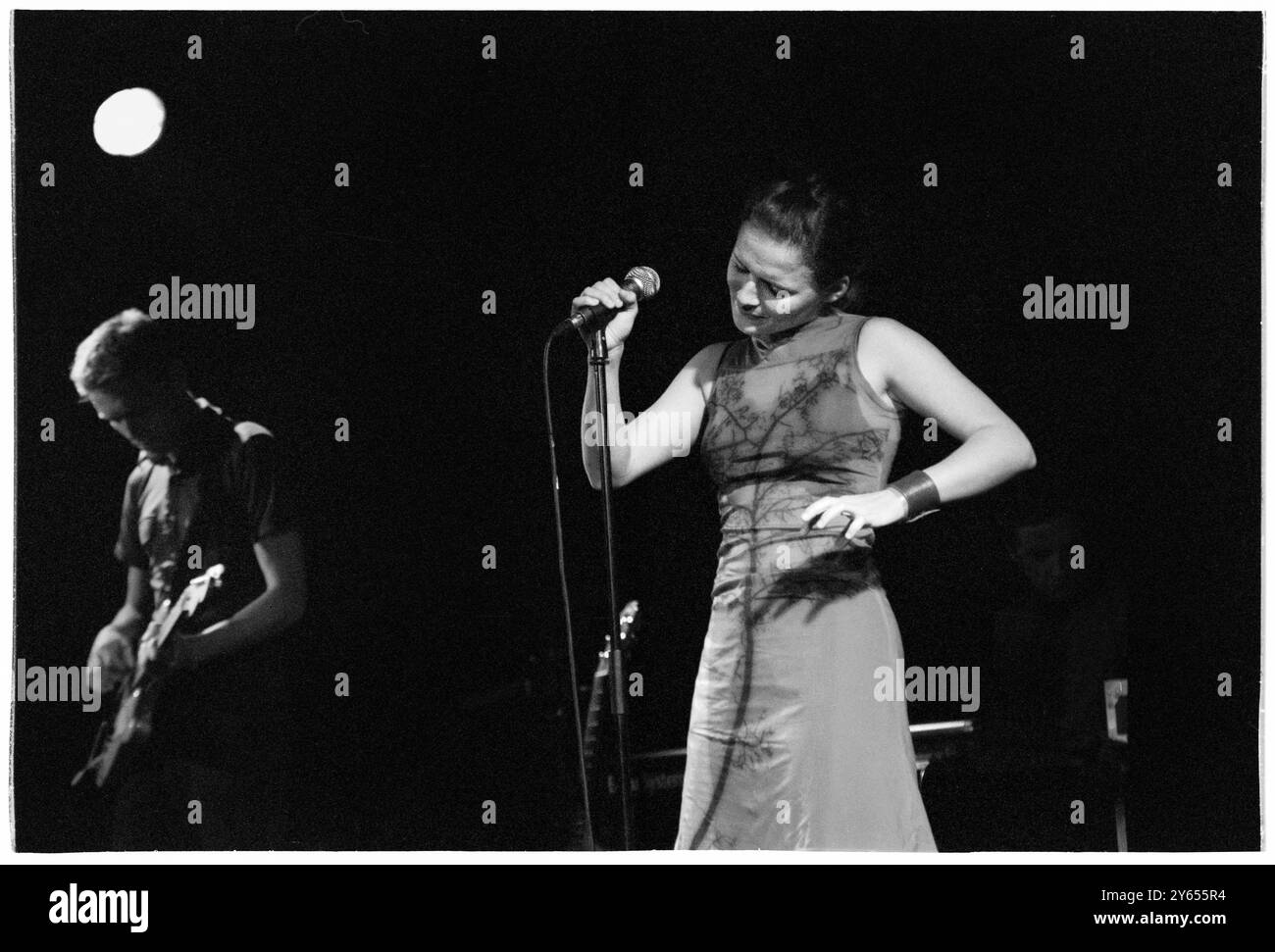 EMILIANA TORRINI, YOUNG, KONZERT, 2000: Ein seltenes Bild der jungen Emiliana Torrini, die ein kleines intimes Konzert in einem Saal im Caerphilly Castle in Wales spielt, im Rahmen des ersten Big Cheese Festivals am 28. Juli 2000. Torrini tourte mit ihrem bahnbrechenden Album Love in the Time of Science. Foto: Rob Watkins. INFO: Emilíana Torrini ist eine isländische Singer-Songwriterin, die für ihre ätherische Stimme und ihren eklektischen Sound bekannt ist und Folk-, Pop- und elektronische Einflüsse miteinander verbindet. Am besten bekannt für Lieder wie „Jungle Drum“ und ihre Arbeit an Lord of the Rings, ist ihre Musik introspektiv und atmosphärisch. Stockfoto