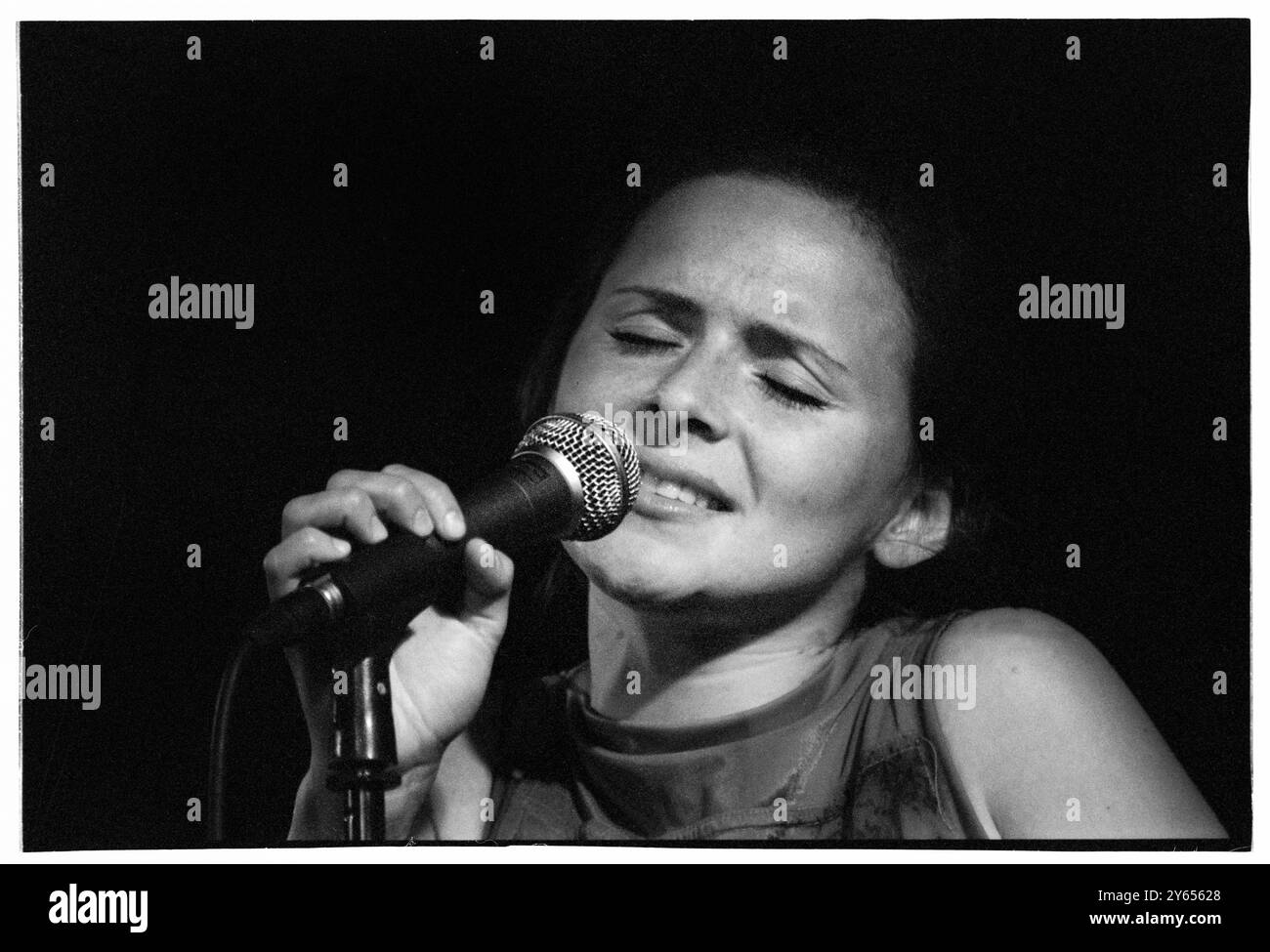 EMILIANA TORRINI, YOUNG, KONZERT, 2000: Ein seltenes Bild der jungen Emiliana Torrini, die ein kleines intimes Konzert in einem Saal im Caerphilly Castle in Wales spielt, im Rahmen des ersten Big Cheese Festivals am 28. Juli 2000. Torrini tourte mit ihrem bahnbrechenden Album Love in the Time of Science. Foto: Rob Watkins. INFO: Emilíana Torrini ist eine isländische Singer-Songwriterin, die für ihre ätherische Stimme und ihren eklektischen Sound bekannt ist und Folk-, Pop- und elektronische Einflüsse miteinander verbindet. Am besten bekannt für Lieder wie „Jungle Drum“ und ihre Arbeit an Lord of the Rings, ist ihre Musik introspektiv und atmosphärisch. Stockfoto