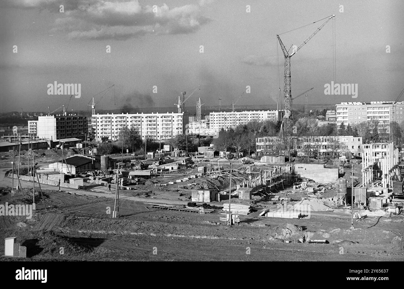 Grundstein für ältestes Plattenbaugebiet Ostdeutschlands wurde 1974 gelegt in diesem Jahr jährt sich die Grundsteinlegung für das Wohngebiet Fritz Heckert im ehemaligen Karl-Marx-Stadt zum 50. Mal. Es war das zweitgrößte innerstädtische Neubaugebiet der damaligen DDR. Auf einer Fläche von 750 Hektar lebten in 32,300 Wohnungen zeitweise 92,000 Menschen. Die Grundsteinlegung m Süden Karl-Marx-Stadts war ein städtebauliches und gesellschaftliches Großprojekt in bis dahin unbekannte Dimensionen. Die feierliche Grundsteinlegung am 5. Oktober 1974 stellte den offiziellen Baubeginn der Großwohnsie Stockfoto