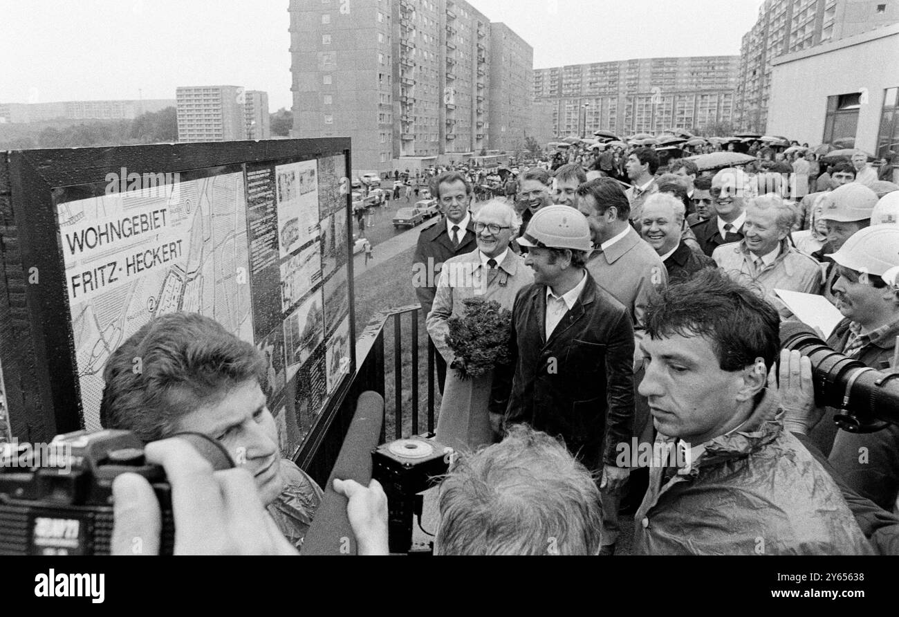 Grundstein für ältestes Plattenbaugebiet Ostdeutschlands wurde 1974 gelegt in diesem Jahr jährt sich die Grundsteinlegung für das Wohngebiet Fritz Heckert im ehemaligen Karl-Marx-Stadt zum 50. Mal. Es war das zweitgrößte innerstädtische Neubaugebiet der damaligen DDR. Auf einer Fläche von 750 Hektar lebten in 32,300 Wohnungen zeitweise 92,000 Menschen. Die Grundsteinlegung m Süden Karl-Marx-Stadts war ein städtebauliches und gesellschaftliches Großprojekt in bis dahin unbekannte Dimensionen. Die feierliche Grundsteinlegung am 5. Oktober 1974 stellte den offiziellen Baubeginn der Großwohnsie Stockfoto