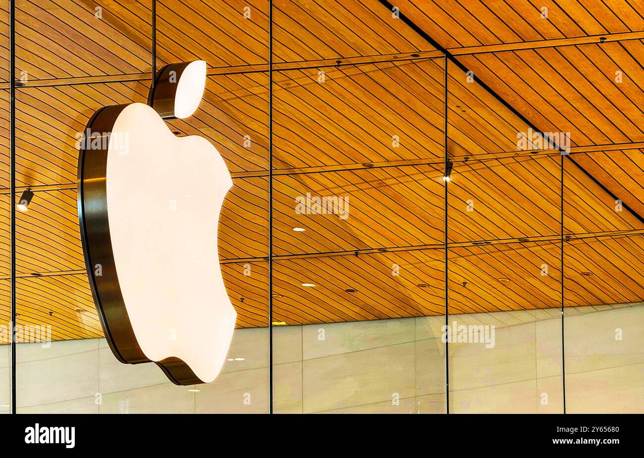 BANGKOK, THAILAND - 23. September 2024 : Apple Logo Marke Neonschild Symbol im Apple Store Gebäude im Apple Store ICONSIAM Einkaufszentrum Stockfoto