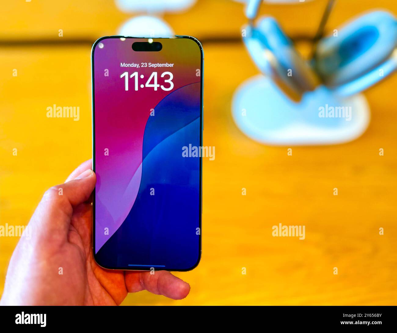 BANGKOK, THAILAND - 23. September 2024 : Ein neues iPhone16pro wird im Apple Store ICONSIAM Einkaufszentrum ausgestellt Stockfoto