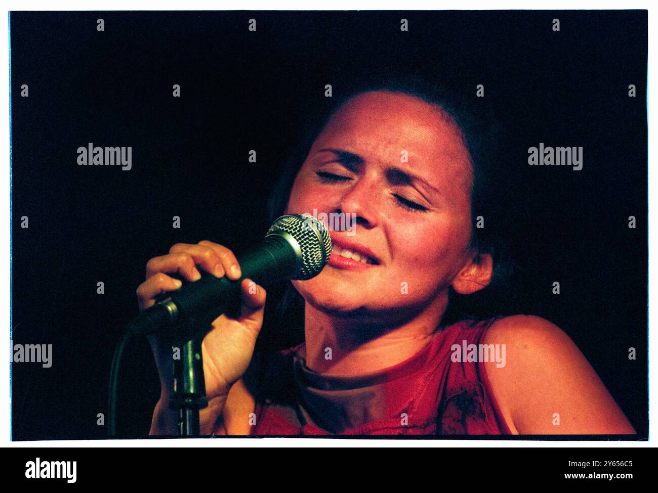 EMILIANA TORRINI, YOUNG, KONZERT, 2000: Ein seltenes Bild der jungen Emiliana Torrini, die ein kleines intimes Konzert in einem Saal im Caerphilly Castle in Wales spielt, im Rahmen des ersten Big Cheese Festivals am 28. Juli 2000. Torrini tourte mit ihrem bahnbrechenden Album Love in the Time of Science. Foto: Rob Watkins. INFO: Emilíana Torrini ist eine isländische Singer-Songwriterin, die für ihre ätherische Stimme und ihren eklektischen Sound bekannt ist und Folk-, Pop- und elektronische Einflüsse miteinander verbindet. Am besten bekannt für Lieder wie „Jungle Drum“ und ihre Arbeit an Lord of the Rings, ist ihre Musik introspektiv und atmosphärisch. Stockfoto