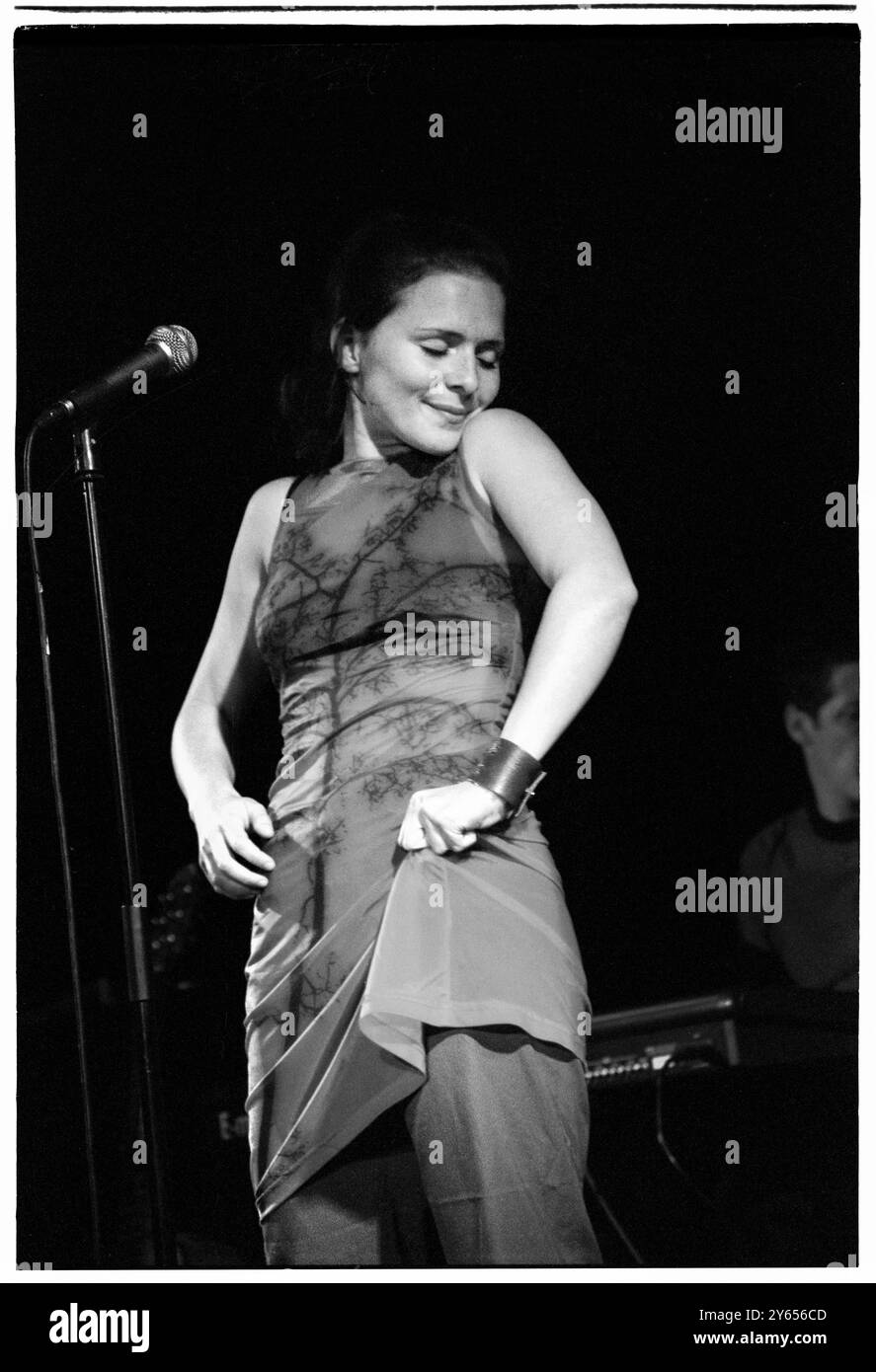 EMILIANA TORRINI, YOUNG, KONZERT, 2000: Ein seltenes Bild der jungen Emiliana Torrini, die ein kleines intimes Konzert in einem Saal im Caerphilly Castle in Wales spielt, im Rahmen des ersten Big Cheese Festivals am 28. Juli 2000. Torrini tourte mit ihrem bahnbrechenden Album Love in the Time of Science. Foto: Rob Watkins. INFO: Emilíana Torrini ist eine isländische Singer-Songwriterin, die für ihre ätherische Stimme und ihren eklektischen Sound bekannt ist und Folk-, Pop- und elektronische Einflüsse miteinander verbindet. Am besten bekannt für Lieder wie „Jungle Drum“ und ihre Arbeit an Lord of the Rings, ist ihre Musik introspektiv und atmosphärisch. Stockfoto