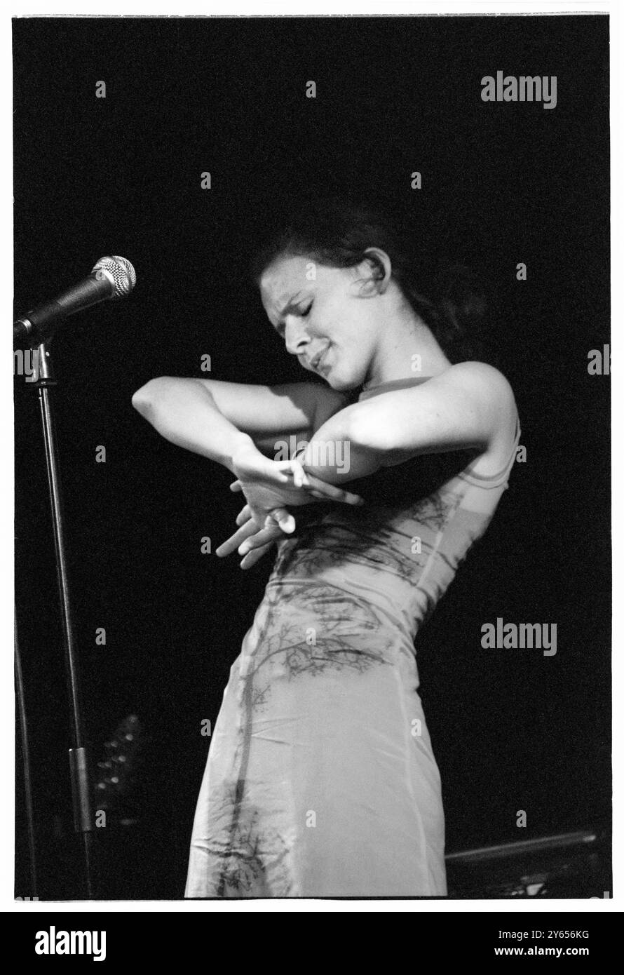 EMILIANA TORRINI, YOUNG, KONZERT, 2000: Ein seltenes Bild der jungen Emiliana Torrini, die ein kleines intimes Konzert in einem Saal im Caerphilly Castle in Wales spielt, im Rahmen des ersten Big Cheese Festivals am 28. Juli 2000. Torrini tourte mit ihrem bahnbrechenden Album Love in the Time of Science. Foto: Rob Watkins. INFO: Emilíana Torrini ist eine isländische Singer-Songwriterin, die für ihre ätherische Stimme und ihren eklektischen Sound bekannt ist und Folk-, Pop- und elektronische Einflüsse miteinander verbindet. Am besten bekannt für Lieder wie „Jungle Drum“ und ihre Arbeit an Lord of the Rings, ist ihre Musik introspektiv und atmosphärisch. Stockfoto