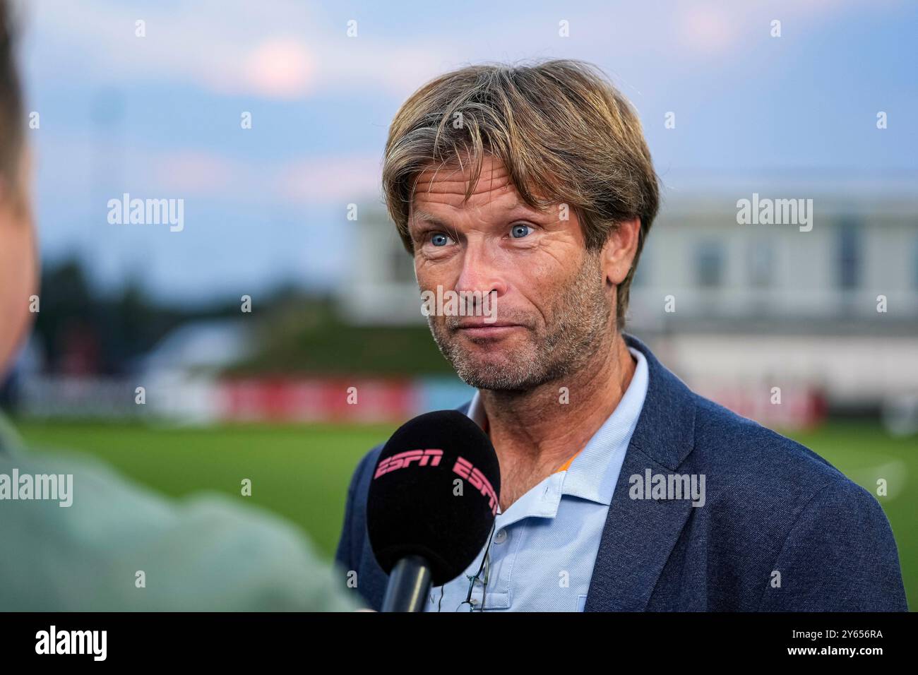 WIJDEWORMER, NIEDERLANDE - 23. SEPTEMBER: Jan Vreman-Trainer von de Graafschap spricht mit ESPN während des niederländischen Keuken Kampioen Divisie-Spiels zwischen Jong AZ und de Graafschap am 23. September 2024 im AFAS Trainingskomplex in Wijdewormer, Niederlande. (Foto: Jan Mulder/Orange Pictures) Stockfoto